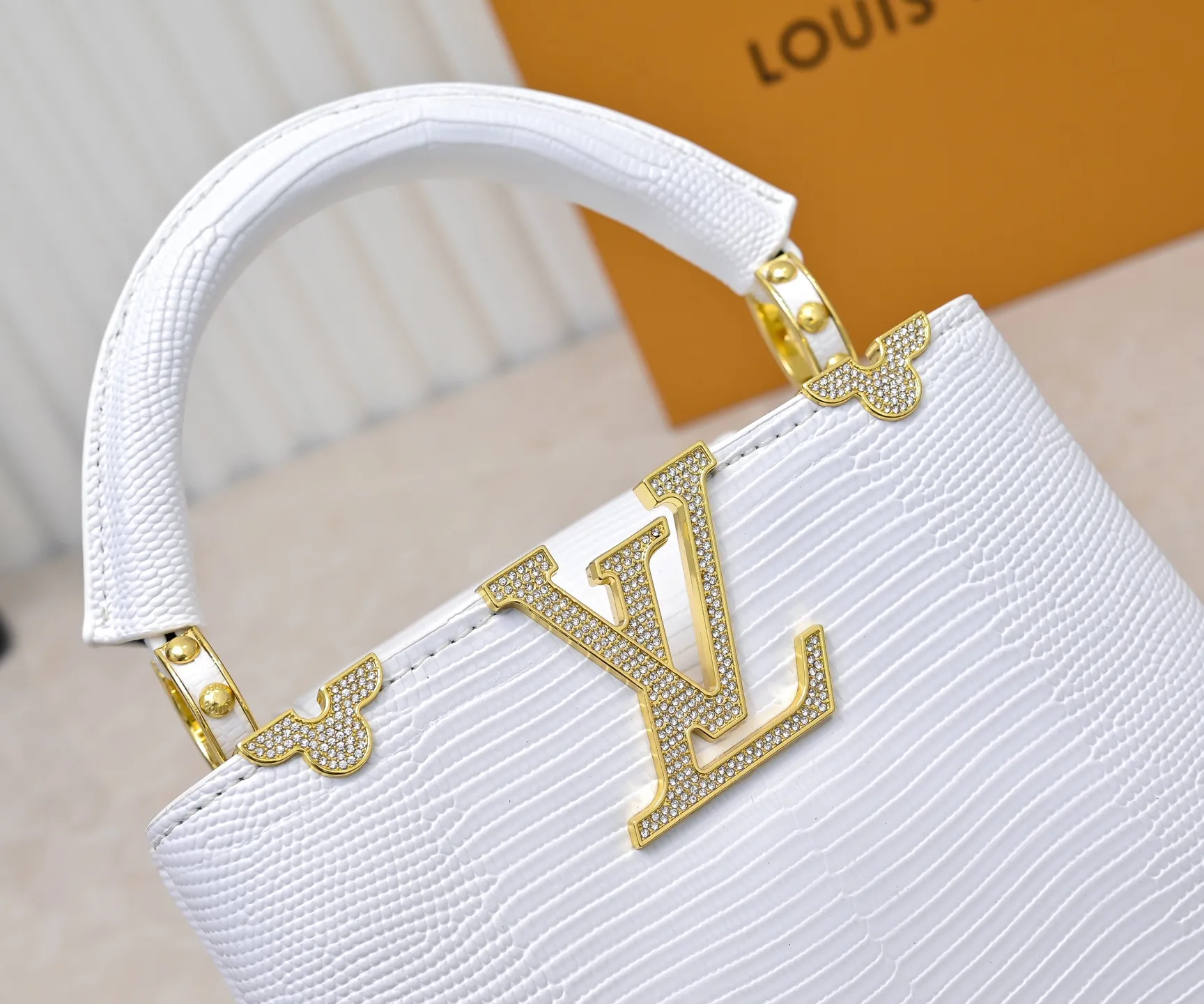 Top original P420 Guangzhou product M12296 white lizard leather with gold diamond corolla🔺This Capucines mini handbag is wrapped in gorgeous lizard leather and lined with delicate sheepskin, embellished with dazzling metal parts. The flip cover reads LV letters inside, and a Monogram flower blooms when turned out. Its compact size makes it a dazzling choice for evening occasions. Detailed features 21 x 14 x 8 cm (length x height x width