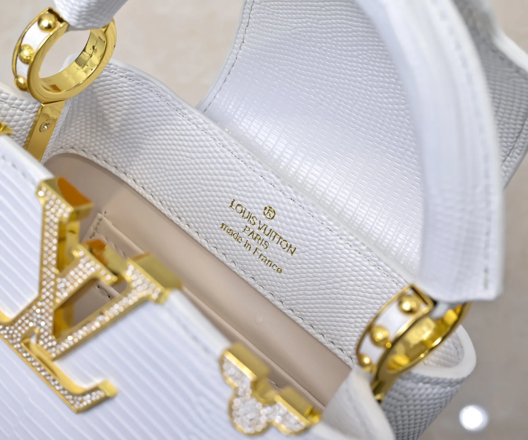 Top original P420 Guangzhou product M12296 white lizard leather with gold diamond corolla🔺This Capucines mini handbag is wrapped in gorgeous lizard leather and lined with delicate sheepskin, embellished with dazzling metal parts. The flip cover reads LV letters inside, and a Monogram flower blooms when turned out. Its compact size makes it a dazzling choice for evening occasions. Detailed features 21 x 14 x 8 cm (length x height x width