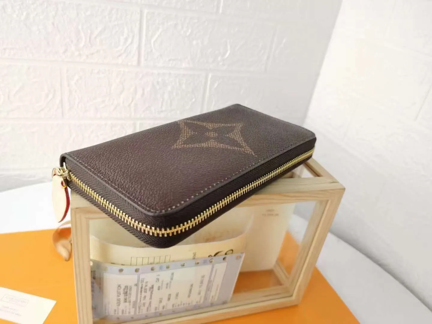 P140M60017 Light Brown Large Characters Dark Brown Large Characters ZIppy Zipper Wallet Printed canvas zipper coin purse, the large LV letters and Monogram floral pattern are particularly eye-catching. The compact zipper wallet is one of the classic designs. This wallet can hold banknotes, credit cards, small change, IDs, etc. Size 19x10cm.