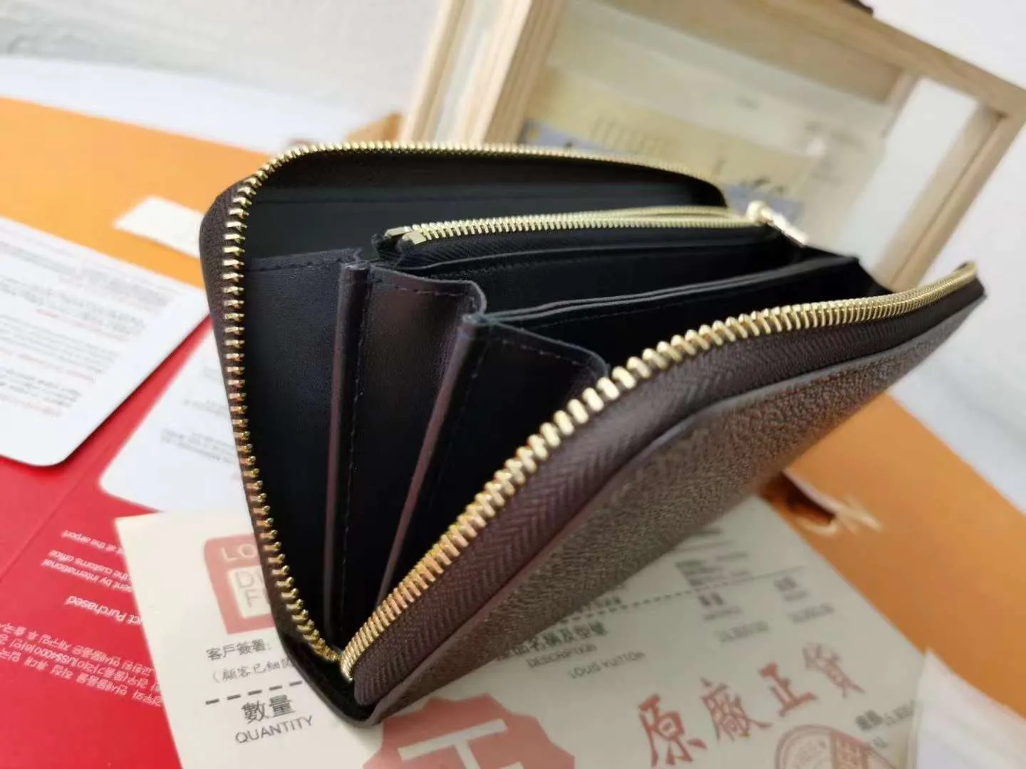 P140M60017 Light Brown Large Characters Dark Brown Large Characters ZIppy Zipper Wallet Printed canvas zipper coin purse, the large LV letters and Monogram floral pattern are particularly eye-catching. The compact zipper wallet is one of the classic designs. This wallet can hold banknotes, credit cards, small change, IDs, etc. Size 19x10cm.