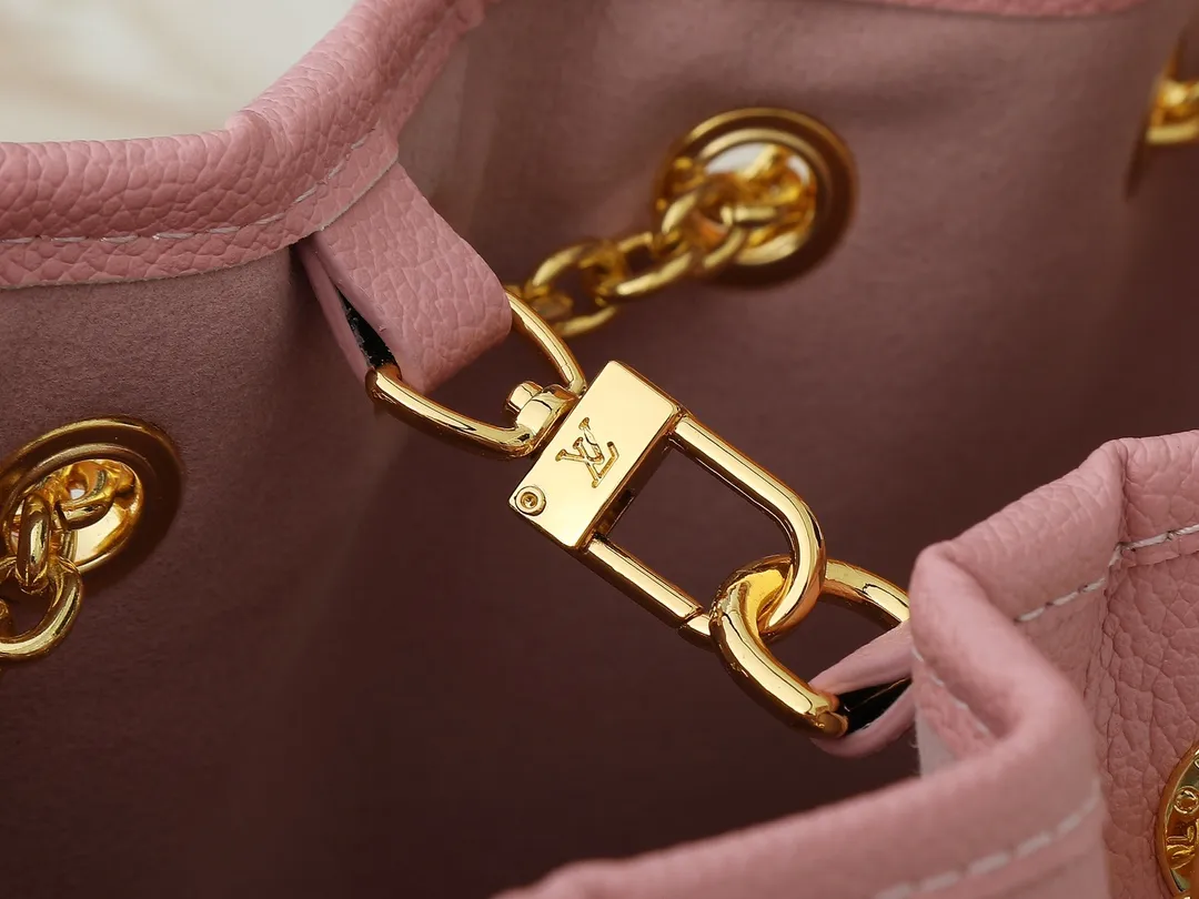 💰260💰Upgraded original version ✨M11283 M25453 M47209 M46545 M46492 This Summer Bundle handbag is from the Dégradé series. The new drawstring design adds a summer atmosphere. The Monogram Empreinte embossed leather bag features a gradient tone to brighten any seasonal look. The double handles and detachable cross-body strap provide a variety of stylish carrying options, making it a great companion for travel day and night. Detailed features: 28 x 20 x 11.5 (Length x Height x Width)