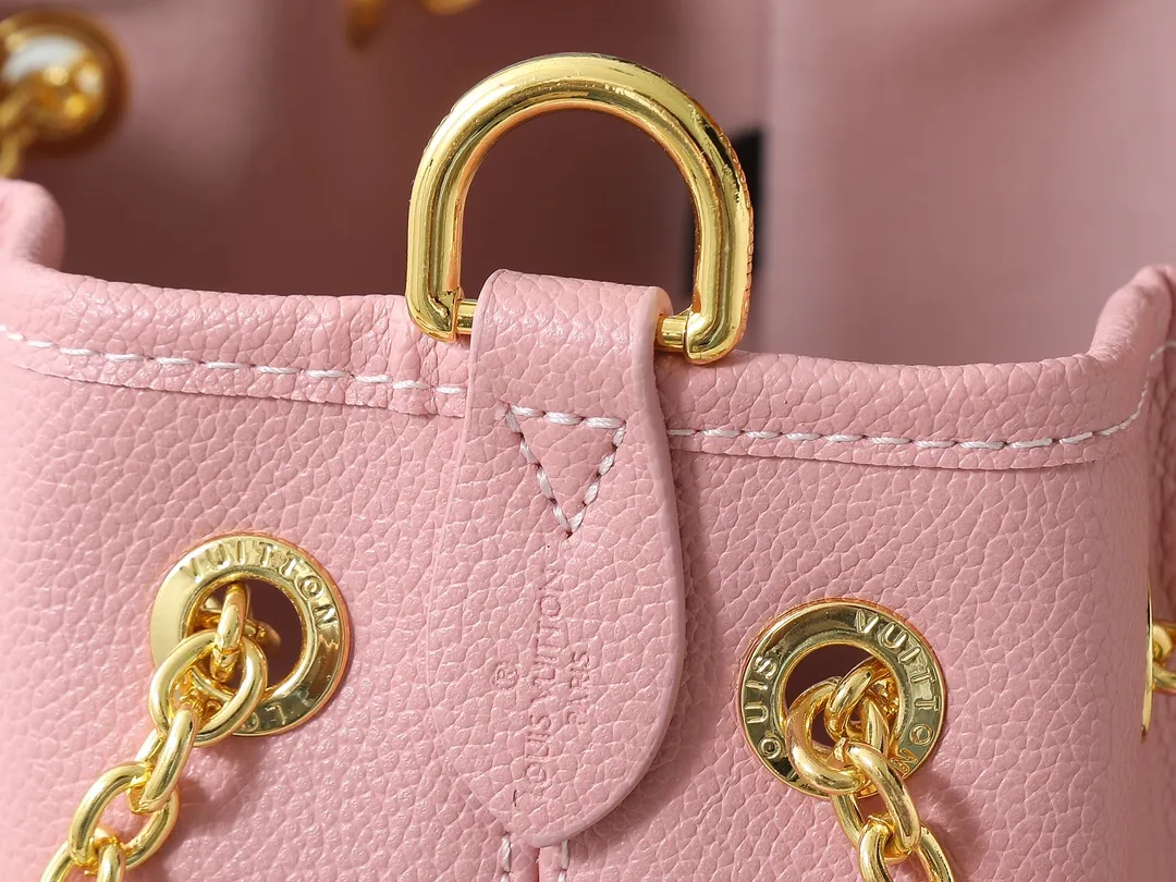 💰260💰Upgraded original version ✨M11283 M25453 M47209 M46545 M46492 This Summer Bundle handbag is from the Dégradé series. The new drawstring design adds a summer atmosphere. The Monogram Empreinte embossed leather bag features a gradient tone to brighten any seasonal look. The double handles and detachable cross-body strap provide a variety of stylish carrying options, making it a great companion for travel day and night. Detailed features: 28 x 20 x 11.5 (Length x Height x Width)