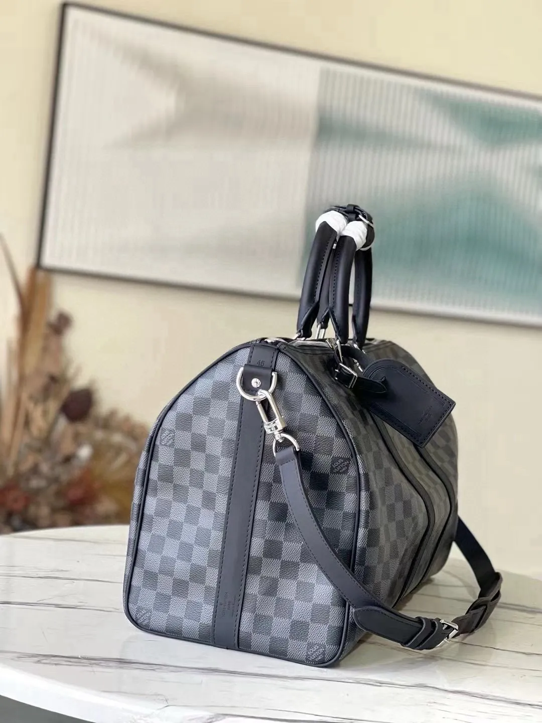 💰960 (size 45) top original order N41418 black grid with spacious capacity and flexible use. Durable, safe and reliable. Fashionable style, mature and stable. Features a secure double zipper and padlock, making it perfect for business or pleasure. Dimensions: 45 × 27 × 20 cm.