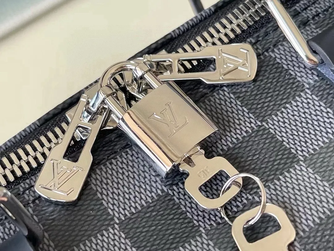 💰960 (size 45) top original order N41418 black grid with spacious capacity and flexible use. Durable, safe and reliable. Fashionable style, mature and stable. Features a secure double zipper and padlock, making it perfect for business or pleasure. Dimensions: 45 × 27 × 20 cm.