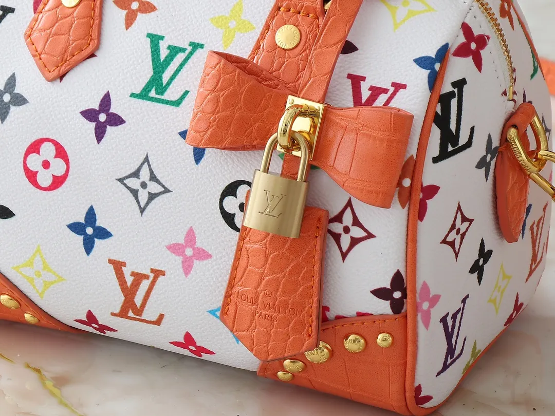 💰280💰Upgraded original crocodile pattern M58953 M46234 M46222 Speedy Bandoulière 20 handbag is made of soft coated canvas, and the full-length Monogram pattern is traced in colorful rainbow tones, highlighting the smart style of the Louis Vuitton x Murakami reissue series. The Toron handle and detachable shoulder strap are constructed of cow leather, the metal corners recall classic luggage elements, and the bow-shaped key bag and padlock add brand touches. Dimensions: 20.5 x 13.5 x 12.0 cm (length x height x width)
