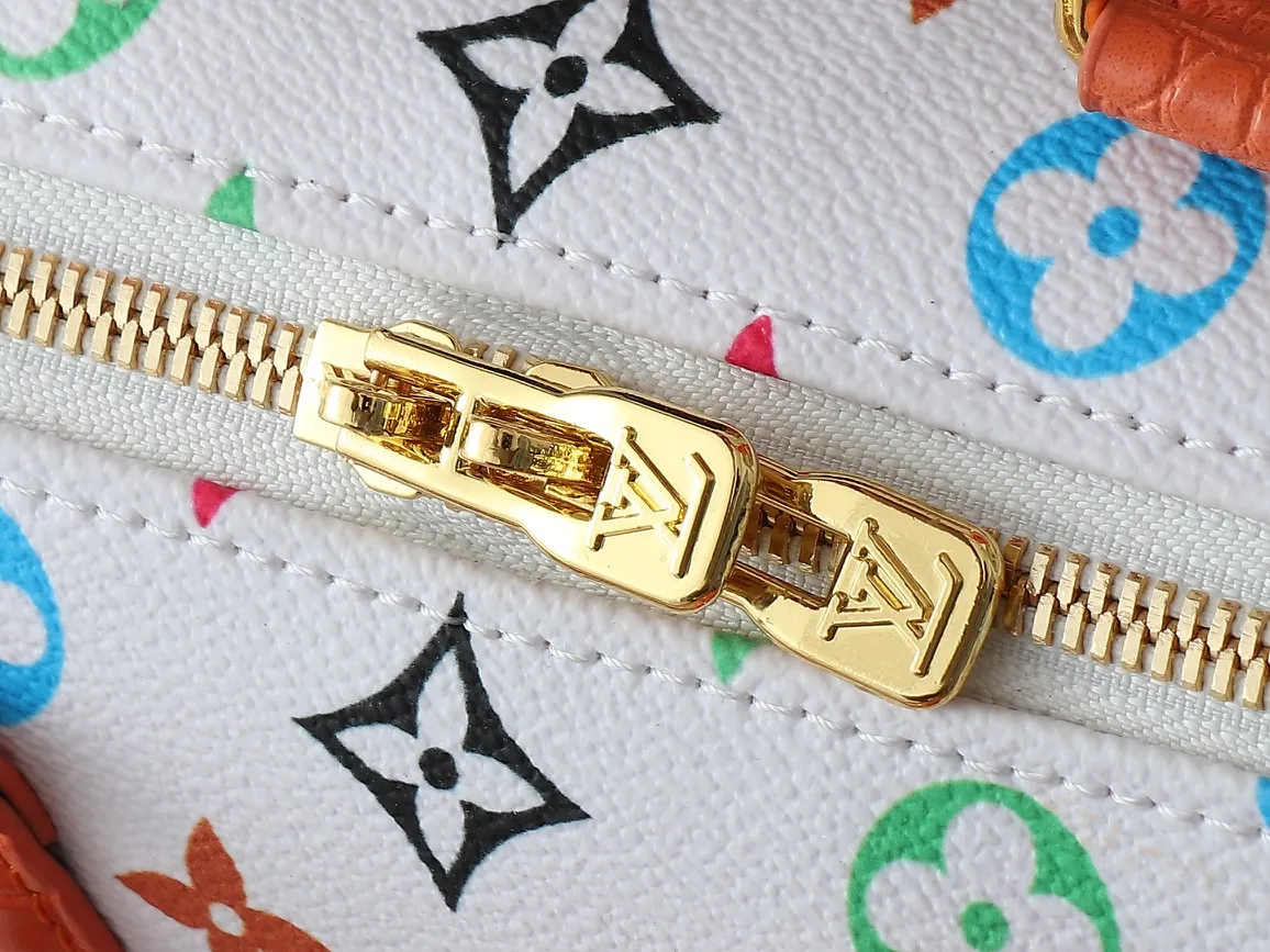 💰280💰Upgraded original crocodile pattern M58953 M46234 M46222 Speedy Bandoulière 20 handbag is made of soft coated canvas, and the full-length Monogram pattern is traced in colorful rainbow tones, highlighting the smart style of the Louis Vuitton x Murakami reissue series. The Toron handle and detachable shoulder strap are constructed of cow leather, the metal corners recall classic luggage elements, and the bow-shaped key bag and padlock add brand touches. Dimensions: 20.5 x 13.5 x 12.0 cm (length x height x width)