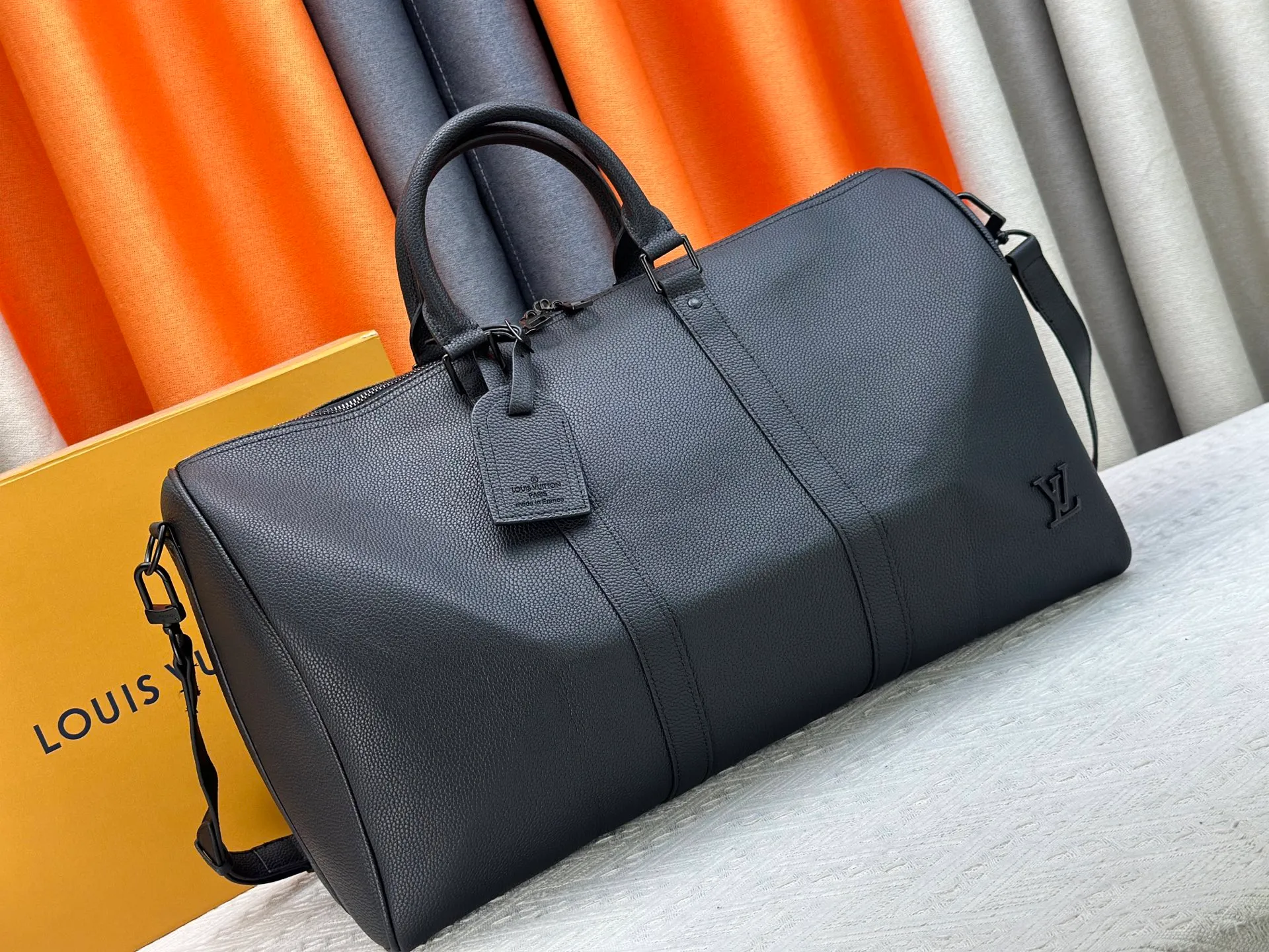 P380 M26118 M25900 M41416 Business full leather pebbled travel bag KEEPALL BANDOULIère 50 travel bag This Keepall Bandoulière 50 travel bag is made of waxed cow leather and fabric lining, making it a great choice for weekend travel. The soft, fine-grained leather and LV monogram add gentle elegance, while the top handle and detachable and adjustable shoulder strap allow for a variety of carrying options. Dimensions: 29 x 23 x 50 cm (height x width x length)