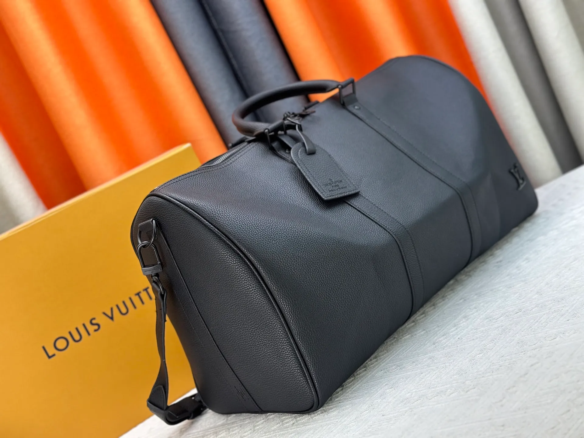 P380 M26118 M25900 M41416 Business full leather pebbled travel bag KEEPALL BANDOULIère 50 travel bag This Keepall Bandoulière 50 travel bag is made of waxed cow leather and fabric lining, making it a great choice for weekend travel. The soft, fine-grained leather and LV monogram add gentle elegance, while the top handle and detachable and adjustable shoulder strap allow for a variety of carrying options. Dimensions: 29 x 23 x 50 cm (height x width x length)