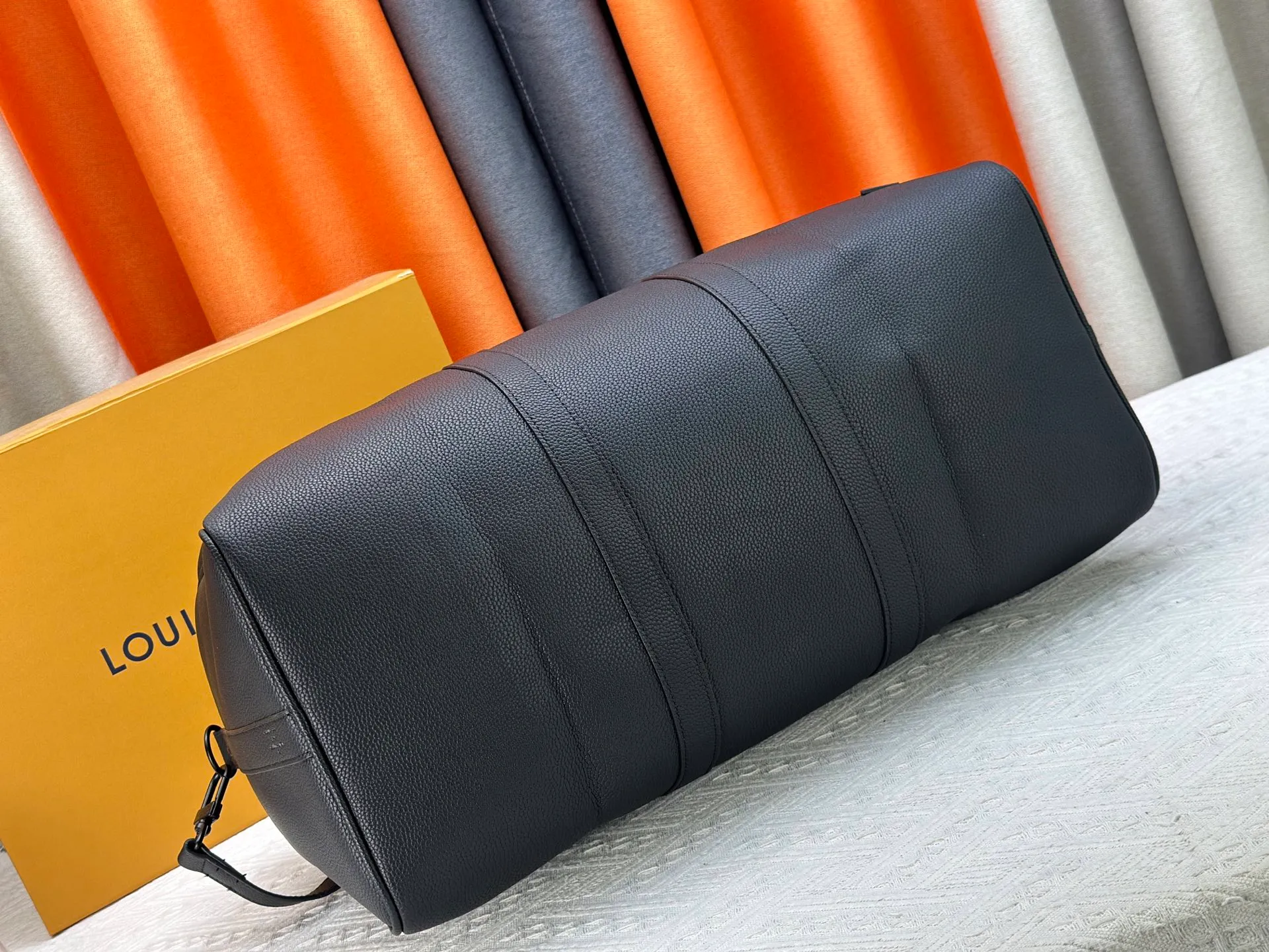 P380 M26118 M25900 M41416 Business full leather pebbled travel bag KEEPALL BANDOULIère 50 travel bag This Keepall Bandoulière 50 travel bag is made of waxed cow leather and fabric lining, making it a great choice for weekend travel. The soft, fine-grained leather and LV monogram add gentle elegance, while the top handle and detachable and adjustable shoulder strap allow for a variety of carrying options. Dimensions: 29 x 23 x 50 cm (height x width x length)