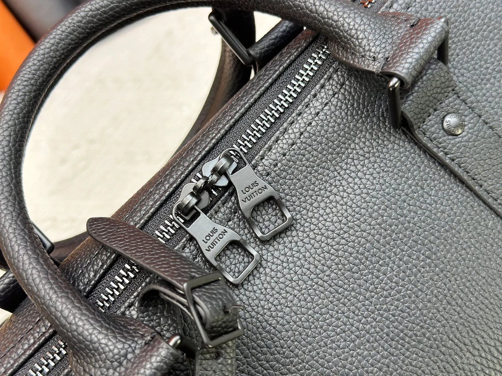 P380 M26118 M25900 M41416 Business full leather pebbled travel bag KEEPALL BANDOULIère 50 travel bag This Keepall Bandoulière 50 travel bag is made of waxed cow leather and fabric lining, making it a great choice for weekend travel. The soft, fine-grained leather and LV monogram add gentle elegance, while the top handle and detachable and adjustable shoulder strap allow for a variety of carrying options. Dimensions: 29 x 23 x 50 cm (height x width x length)