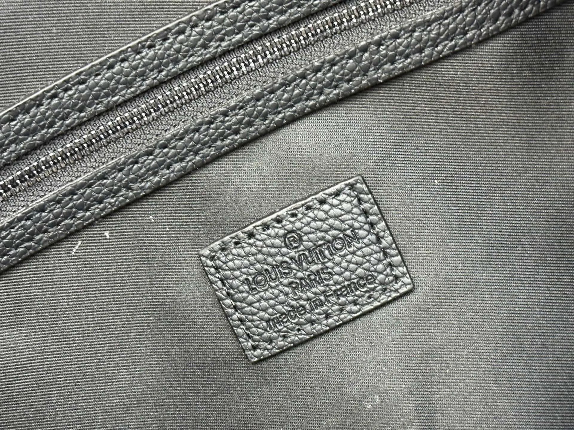 P380 M26118 M25900 M41416 Business full leather pebbled travel bag KEEPALL BANDOULIère 50 travel bag This Keepall Bandoulière 50 travel bag is made of waxed cow leather and fabric lining, making it a great choice for weekend travel. The soft, fine-grained leather and LV monogram add gentle elegance, while the top handle and detachable and adjustable shoulder strap allow for a variety of carrying options. Dimensions: 29 x 23 x 50 cm (height x width x length)