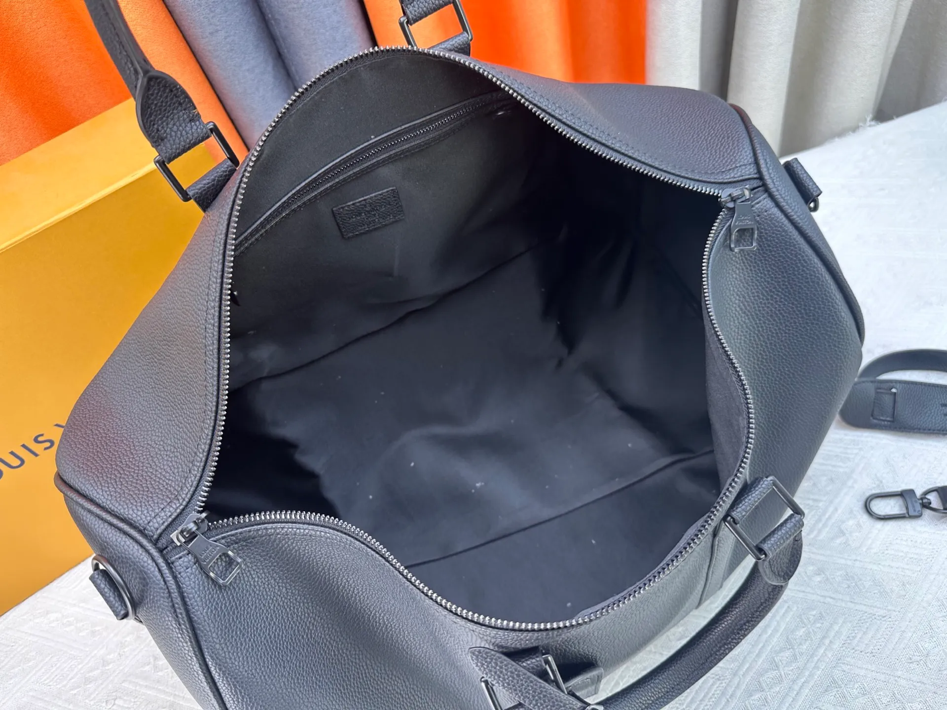 P380 M26118 M25900 M41416 Business full leather pebbled travel bag KEEPALL BANDOULIère 50 travel bag This Keepall Bandoulière 50 travel bag is made of waxed cow leather and fabric lining, making it a great choice for weekend travel. The soft, fine-grained leather and LV monogram add gentle elegance, while the top handle and detachable and adjustable shoulder strap allow for a variety of carrying options. Dimensions: 29 x 23 x 50 cm (height x width x length)
