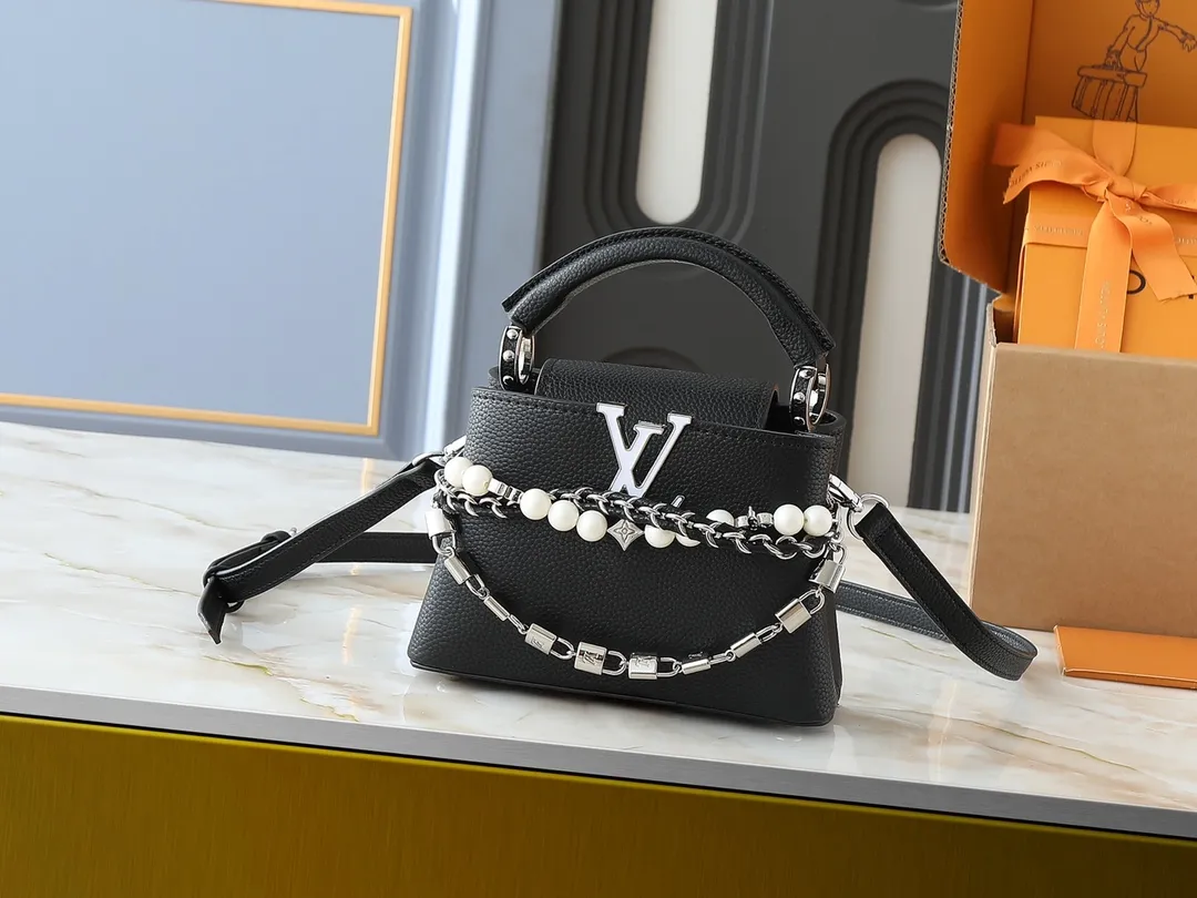 💰400💰Guangzhou goods Upgraded original version M12345 M12346 M12279 M11908 M11906 This Capucines mini handbag is from the Trilogy series. It is made of Taurillon cow leather to create an elegant structure, which can light up the evening look. A sumptuous chain appears with a mini padlock and an enamelled Monogram flower, while the flap opens externally or internally to an interior compartment with a card patch pocket. Dimensions: 21.0 x 13.6 x 8.0 cm (length x height x width)