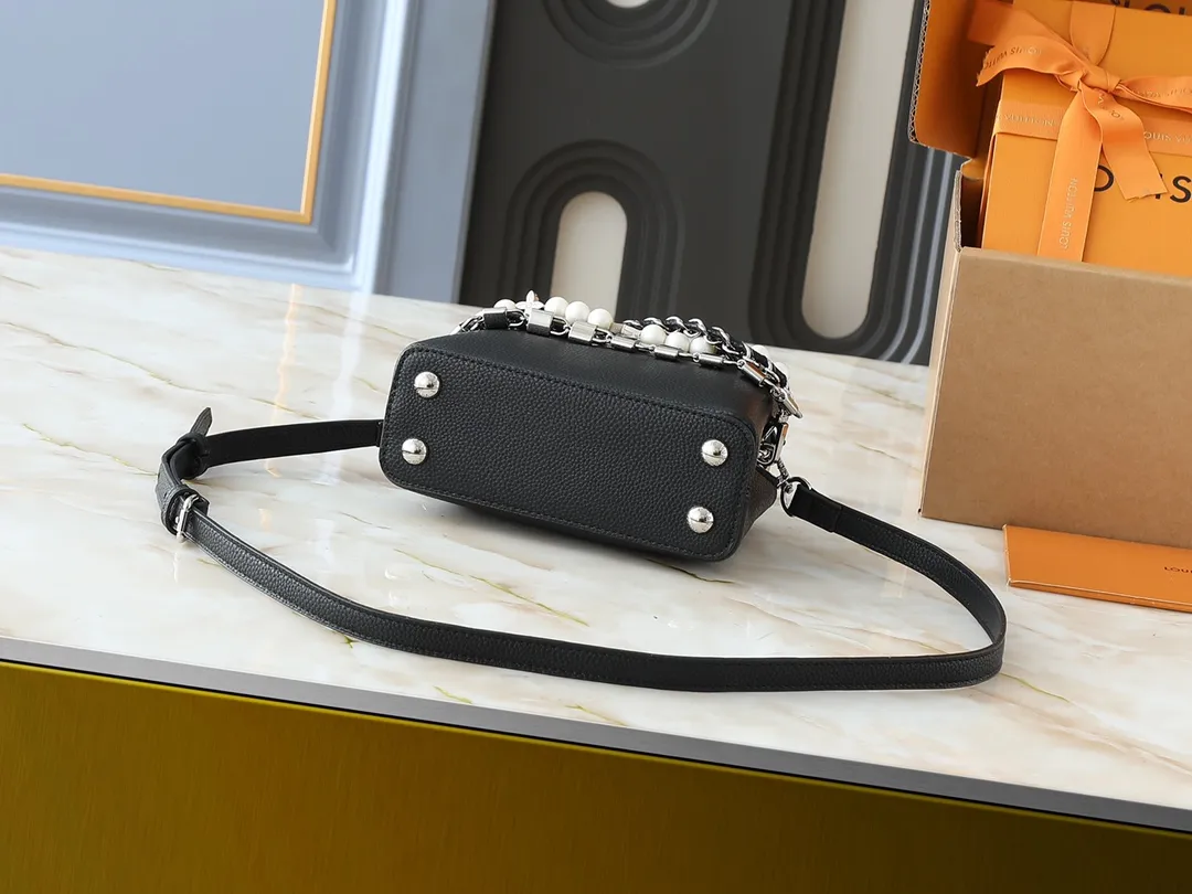 💰400💰Guangzhou goods Upgraded original version M12345 M12346 M12279 M11908 M11906 This Capucines mini handbag is from the Trilogy series. It is made of Taurillon cow leather to create an elegant structure, which can light up the evening look. A sumptuous chain appears with a mini padlock and an enamelled Monogram flower, while the flap opens externally or internally to an interior compartment with a card patch pocket. Dimensions: 21.0 x 13.6 x 8.0 cm (length x height x width)