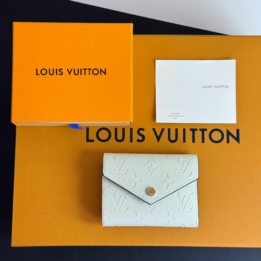 💰110 💎Upgraded original version🇫🇷 Exclusive real shot# The top-quality original Victorine wallet is made of soft Monogram Empreinte leather and embellished with the classic Monogram embossed pattern, which is unique to the brand's exquisite beauty. The wallet is small and feminine, with an extremely practical design. When you open the wallet, multiple practical compartments are immediately revealed, including a credit card compartment, a bill pocket and a zippered coin compartment on the side. Model: M82344 white Dimensions: 12 x 9.5 x 1.5 cm (length x height x width)