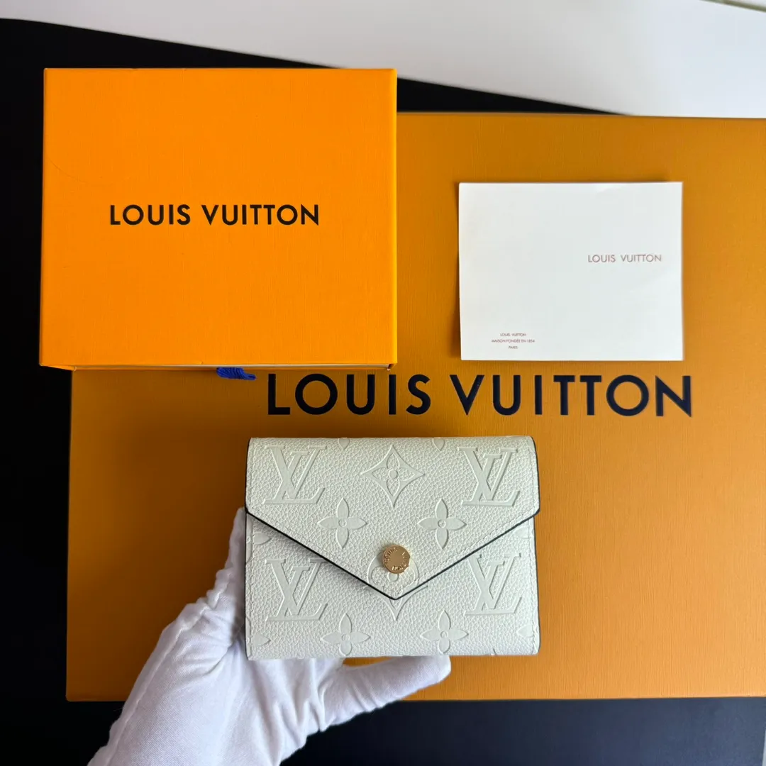 💰110 💎Upgraded original version🇫🇷 Exclusive real shot# The top-quality original Victorine wallet is made of soft Monogram Empreinte leather and embellished with the classic Monogram embossed pattern, which is unique to the brand's exquisite beauty. The wallet is small and feminine, with an extremely practical design. When you open the wallet, multiple practical compartments are immediately revealed, including a credit card compartment, a bill pocket and a zippered coin compartment on the side. Model: M82344 white Dimensions: 12 x 9.5 x 1.5 cm (length x height x width)