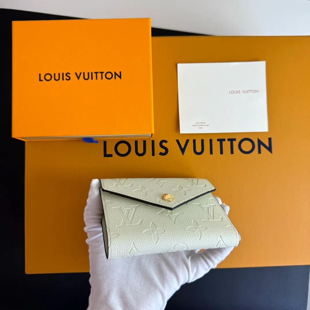 💰110 💎Upgraded original version🇫🇷 Exclusive real shot# The top-quality original Victorine wallet is made of soft Monogram Empreinte leather and embellished with the classic Monogram embossed pattern, which is unique to the brand's exquisite beauty. The wallet is small and feminine, with an extremely practical design. When you open the wallet, multiple practical compartments are immediately revealed, including a credit card compartment, a bill pocket and a zippered coin compartment on the side. Model: M82344 white Dimensions: 12 x 9.5 x 1.5 cm (length x height x width)