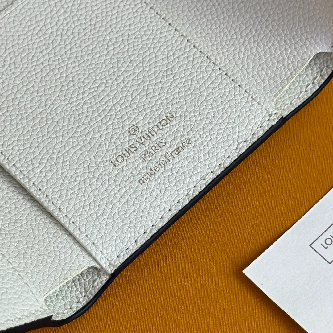 💰110 💎Upgraded original version🇫🇷 Exclusive real shot# The top-quality original Victorine wallet is made of soft Monogram Empreinte leather and embellished with the classic Monogram embossed pattern, which is unique to the brand's exquisite beauty. The wallet is small and feminine, with an extremely practical design. When you open the wallet, multiple practical compartments are immediately revealed, including a credit card compartment, a bill pocket and a zippered coin compartment on the side. Model: M82344 white Dimensions: 12 x 9.5 x 1.5 cm (length x height x width)