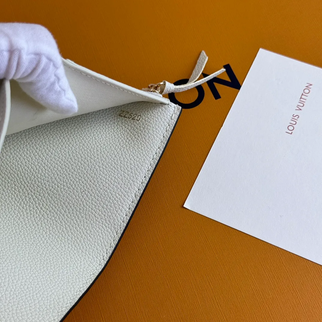 💰110 💎Upgraded original version🇫🇷 Exclusive real shot# The top-quality original Victorine wallet is made of soft Monogram Empreinte leather and embellished with the classic Monogram embossed pattern, which is unique to the brand's exquisite beauty. The wallet is small and feminine, with an extremely practical design. When you open the wallet, multiple practical compartments are immediately revealed, including a credit card compartment, a bill pocket and a zippered coin compartment on the side. Model: M82344 white Dimensions: 12 x 9.5 x 1.5 cm (length x height x width)