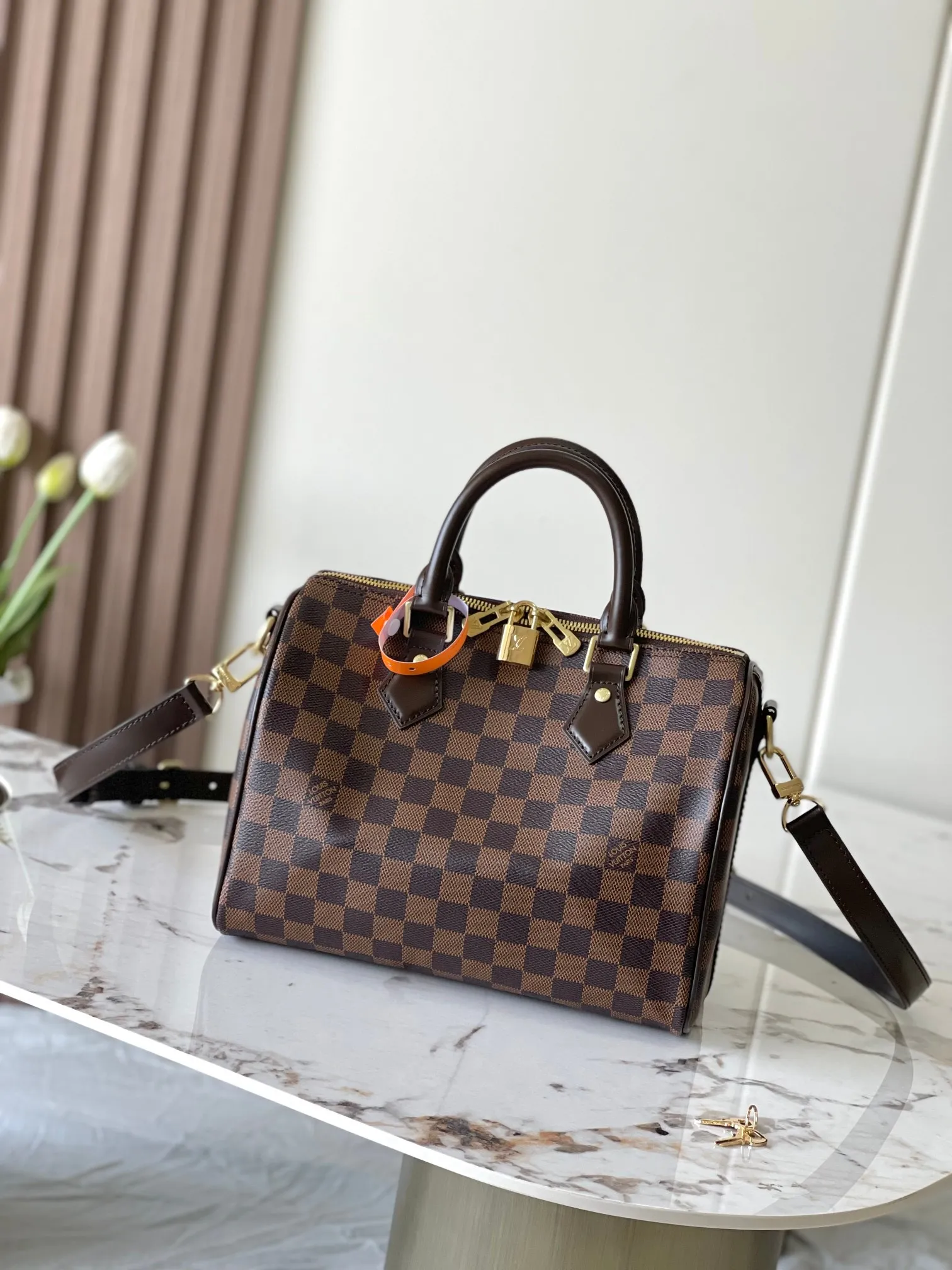 💰760 Top Original Model 41113 Brown Speedy 25 Handbag The Speedy handbag, launched in 1930, was inspired by the travel revolution at that time and fully displays Louis Vuitton's iconic design style. This unique and perfect urban handbag is a fashionable and personalized choice for urban girls. The Speedy 25 bag in Monogram canvas is as elegant as it is practical and durable. 25x19x15cm (length x height x width)