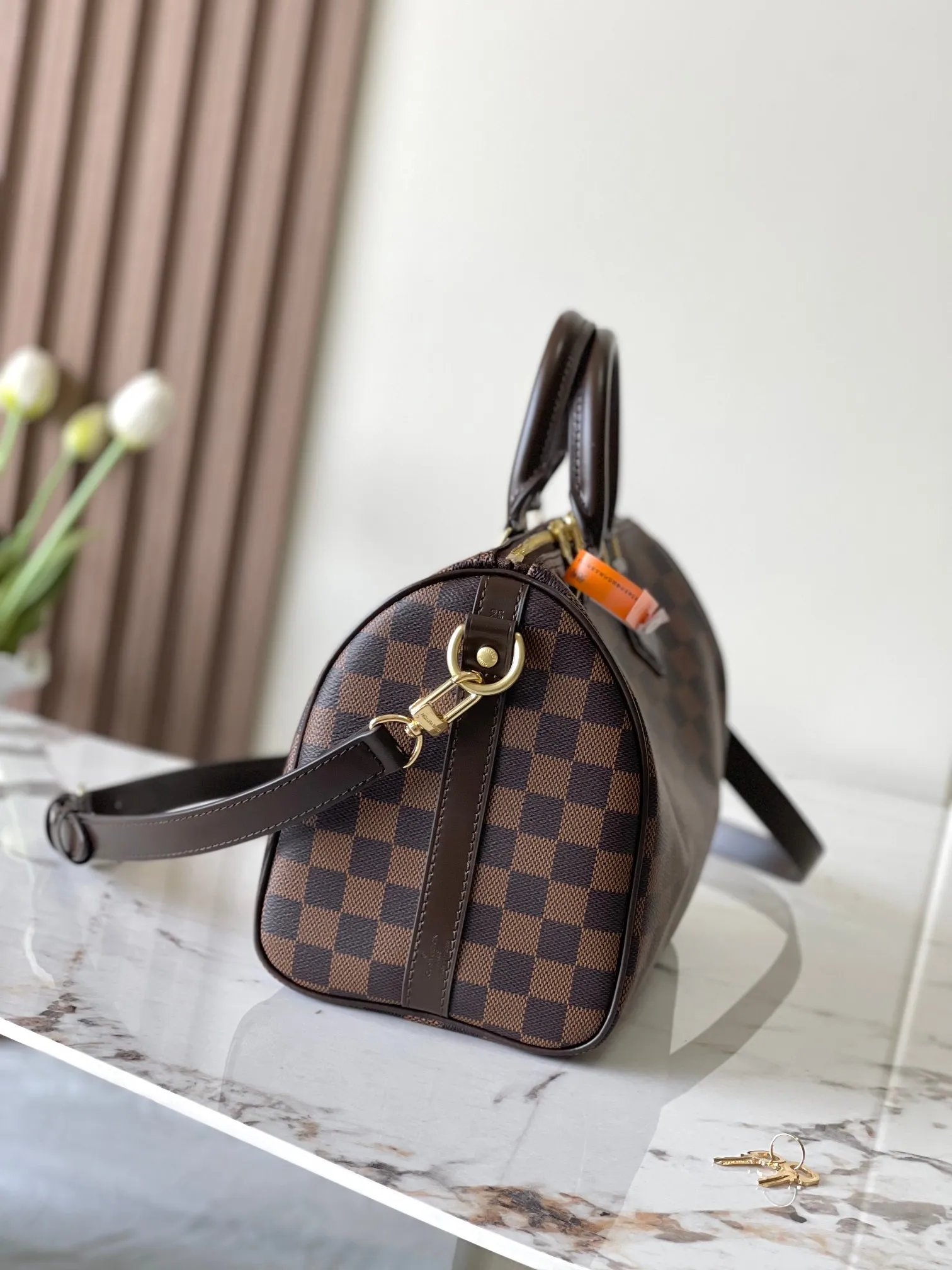 💰760 Top Original Model 41113 Brown Speedy 25 Handbag The Speedy handbag, launched in 1930, was inspired by the travel revolution at that time and fully displays Louis Vuitton's iconic design style. This unique and perfect urban handbag is a fashionable and personalized choice for urban girls. The Speedy 25 bag in Monogram canvas is as elegant as it is practical and durable. 25x19x15cm (length x height x width)