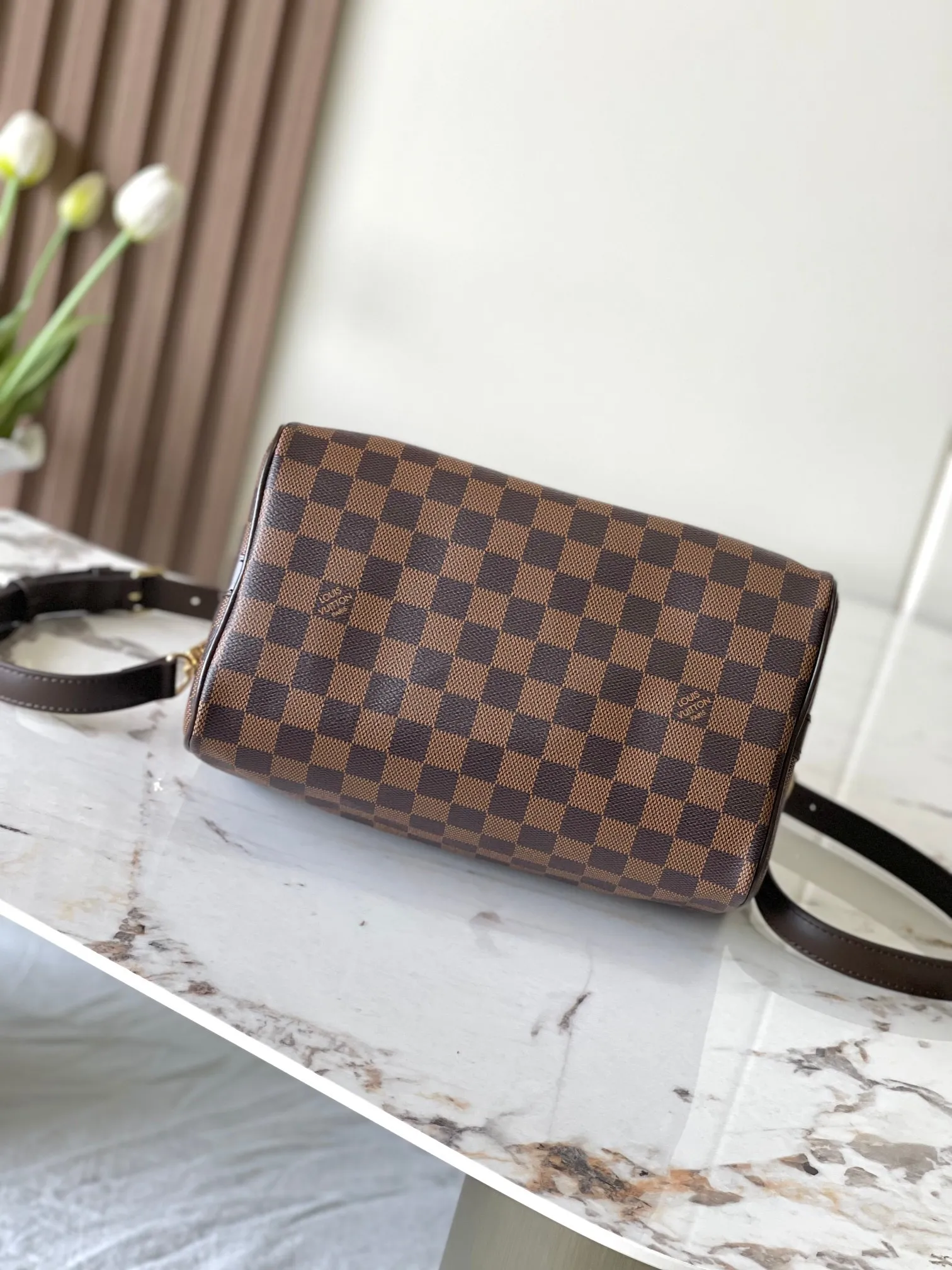 💰760 Top Original Model 41113 Brown Speedy 25 Handbag The Speedy handbag, launched in 1930, was inspired by the travel revolution at that time and fully displays Louis Vuitton's iconic design style. This unique and perfect urban handbag is a fashionable and personalized choice for urban girls. The Speedy 25 bag in Monogram canvas is as elegant as it is practical and durable. 25x19x15cm (length x height x width)