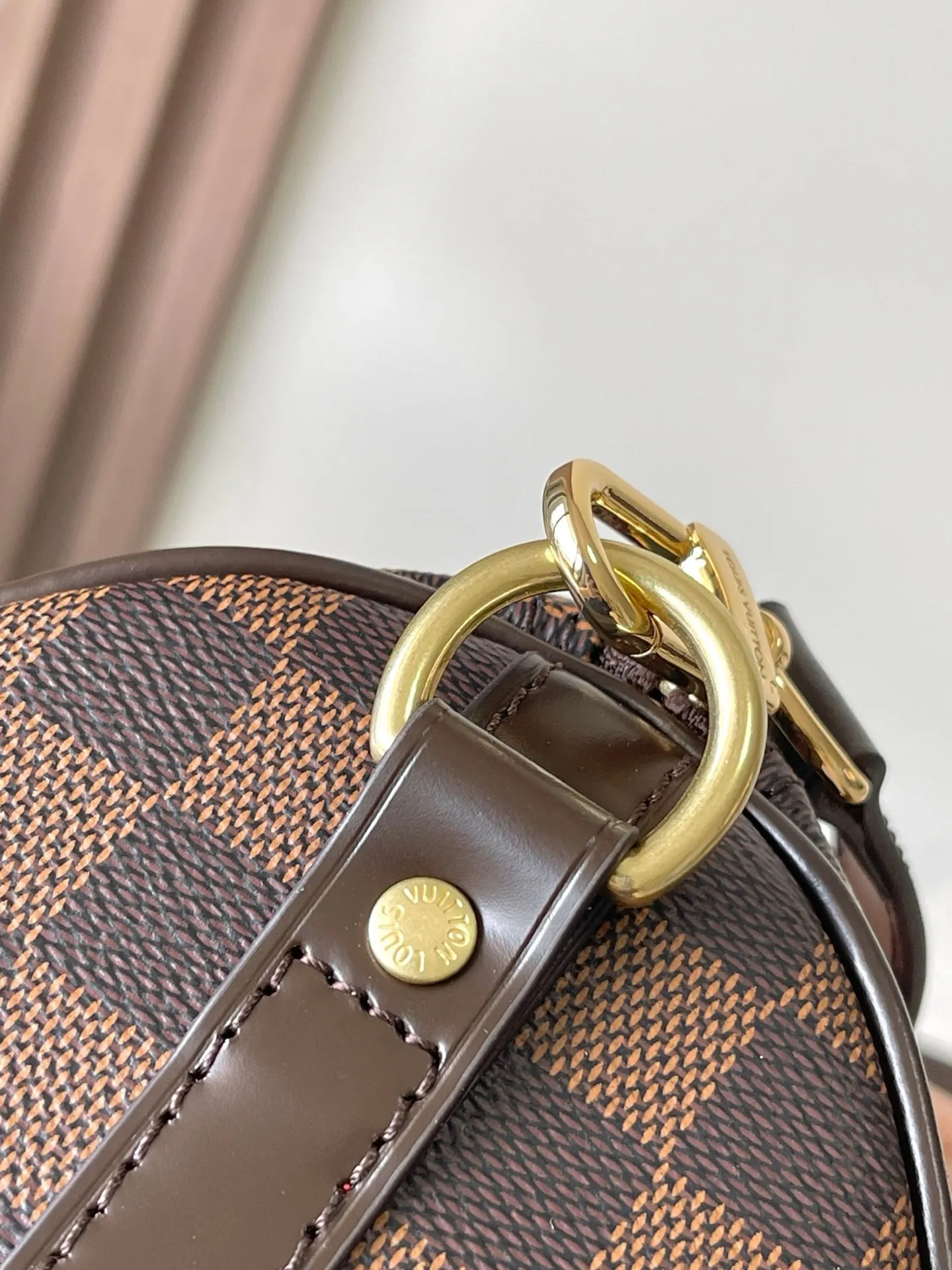 💰760 Top Original Model 41113 Brown Speedy 25 Handbag The Speedy handbag, launched in 1930, was inspired by the travel revolution at that time and fully displays Louis Vuitton's iconic design style. This unique and perfect urban handbag is a fashionable and personalized choice for urban girls. The Speedy 25 bag in Monogram canvas is as elegant as it is practical and durable. 25x19x15cm (length x height x width)
