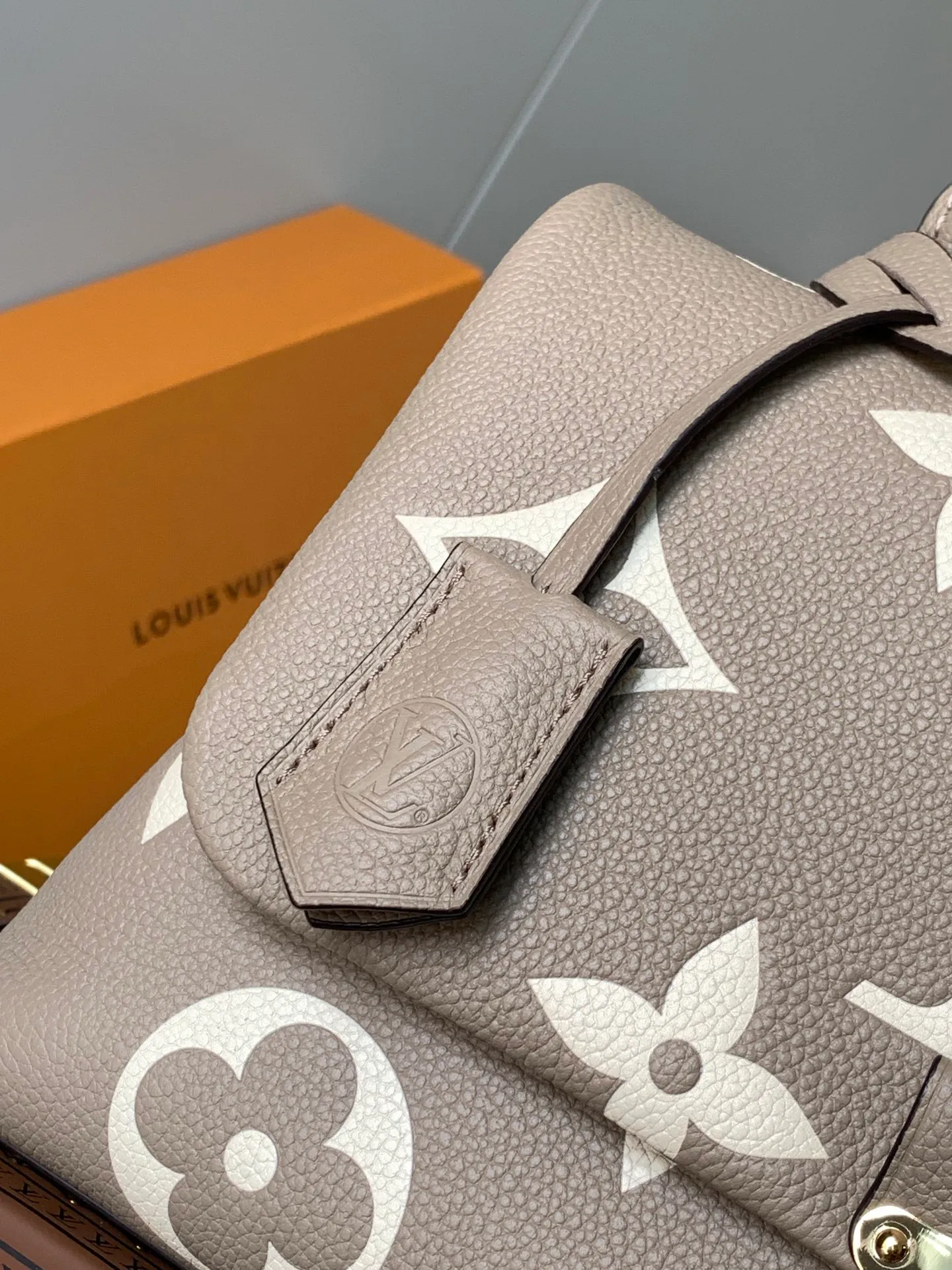 💰1040 (top layer leather) top original order, transcoding chip M46041 gray silk screen large size M45976 large black size M45979 large black silk screen This Madeleine medium handbag is made of Monogram Empreinte cow leather, using embossing and printing processes to present the large Monogram pattern. The classic S-lock buckle and leather key bag highlight the brand's heritage. The ample space, close-fitting structure and multiple carrying methods make it a perfect choice for business or leisure. Dimensions: 30.0 x 19.5 x 11.0 cm (length x height x width)