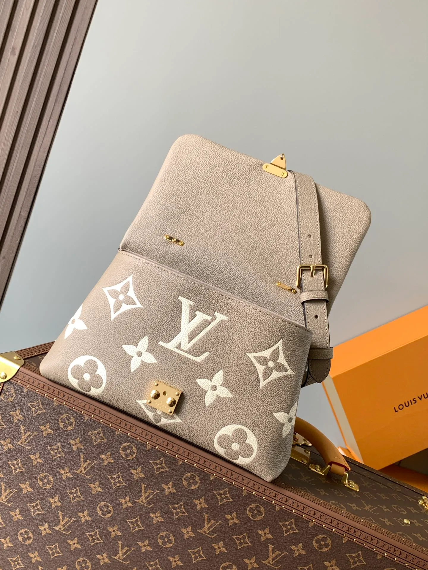💰1040 (top layer leather) top original order, transcoding chip M46041 gray silk screen large size M45976 large black size M45979 large black silk screen This Madeleine medium handbag is made of Monogram Empreinte cow leather, using embossing and printing processes to present the large Monogram pattern. The classic S-lock buckle and leather key bag highlight the brand's heritage. The ample space, close-fitting structure and multiple carrying methods make it a perfect choice for business or leisure. Dimensions: 30.0 x 19.5 x 11.0 cm (length x height x width)