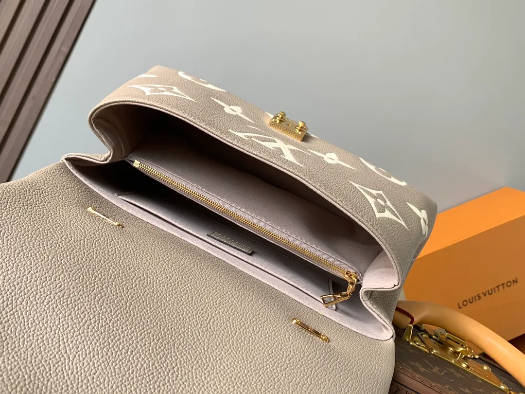 💰1040 (top layer leather) top original order, transcoding chip M46041 gray silk screen large size M45976 large black size M45979 large black silk screen This Madeleine medium handbag is made of Monogram Empreinte cow leather, using embossing and printing processes to present the large Monogram pattern. The classic S-lock buckle and leather key bag highlight the brand's heritage. The ample space, close-fitting structure and multiple carrying methods make it a perfect choice for business or leisure. Dimensions: 30.0 x 19.5 x 11.0 cm (length x height x width)
