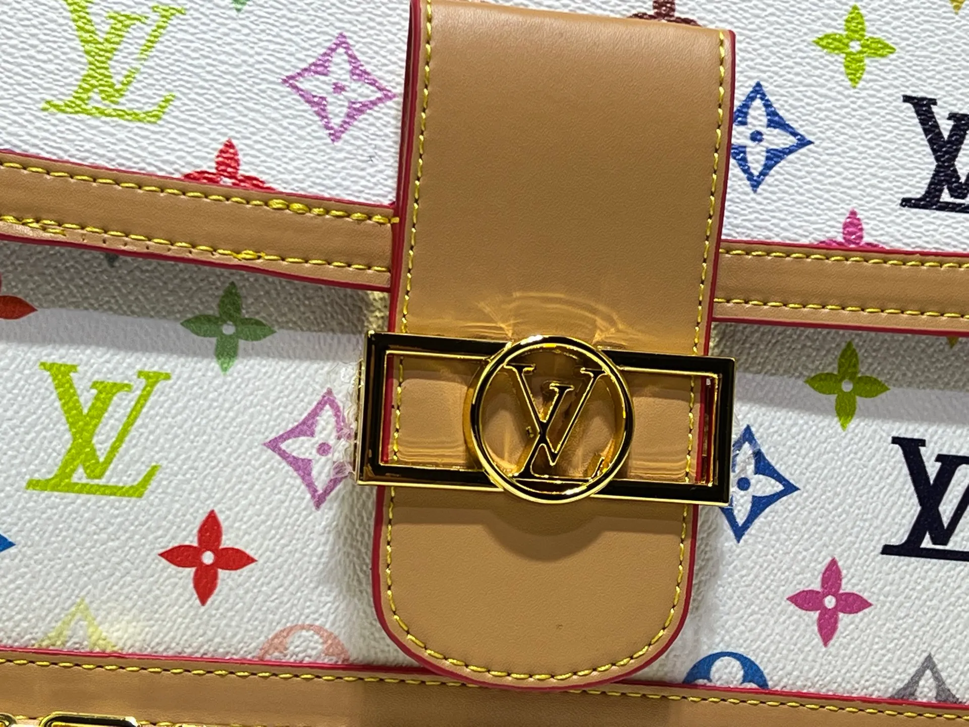 Batch 380💰Murakami Takashi White Tricolor Daphne Upgraded Version💥Louis Vuitton 22025 Early Spring Messenger Bag M43599/44391/44580 color matching latest version shipped Métis The compact shape of the handbag exudes an elegant atmosphere. Presbyopia and cowhide, made of soft Monogram canvas, compact in size and equipped with multiple practical pockets and compartments. Large size:25x19x9cm