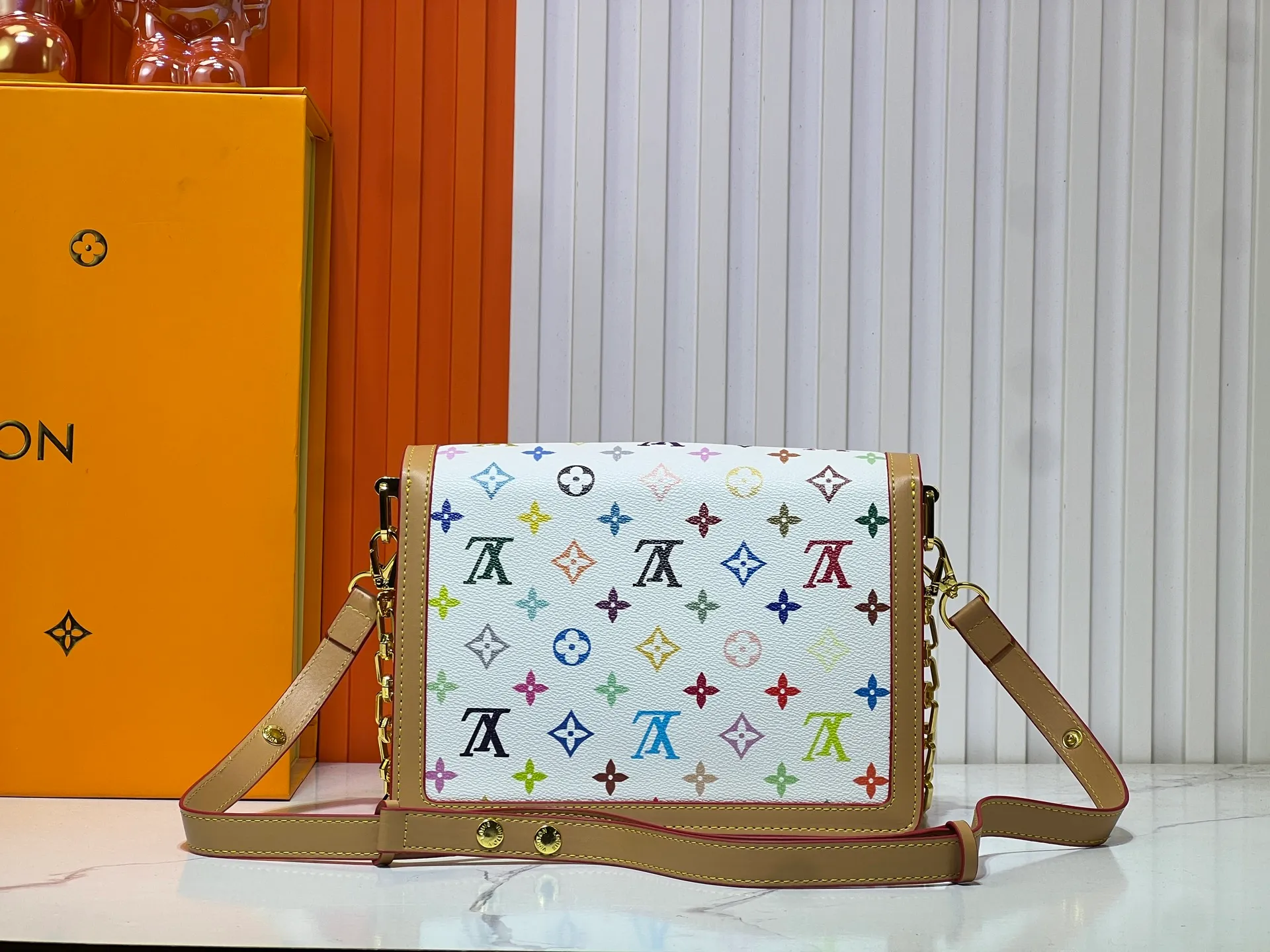 Batch 380💰Murakami Takashi White Tricolor Daphne Upgraded Version💥Louis Vuitton 22025 Early Spring Messenger Bag M43599/44391/44580 color matching latest version shipped Métis The compact shape of the handbag exudes an elegant atmosphere. Presbyopia and cowhide, made of soft Monogram canvas, compact in size and equipped with multiple practical pockets and compartments. Large size:25x19x9cm