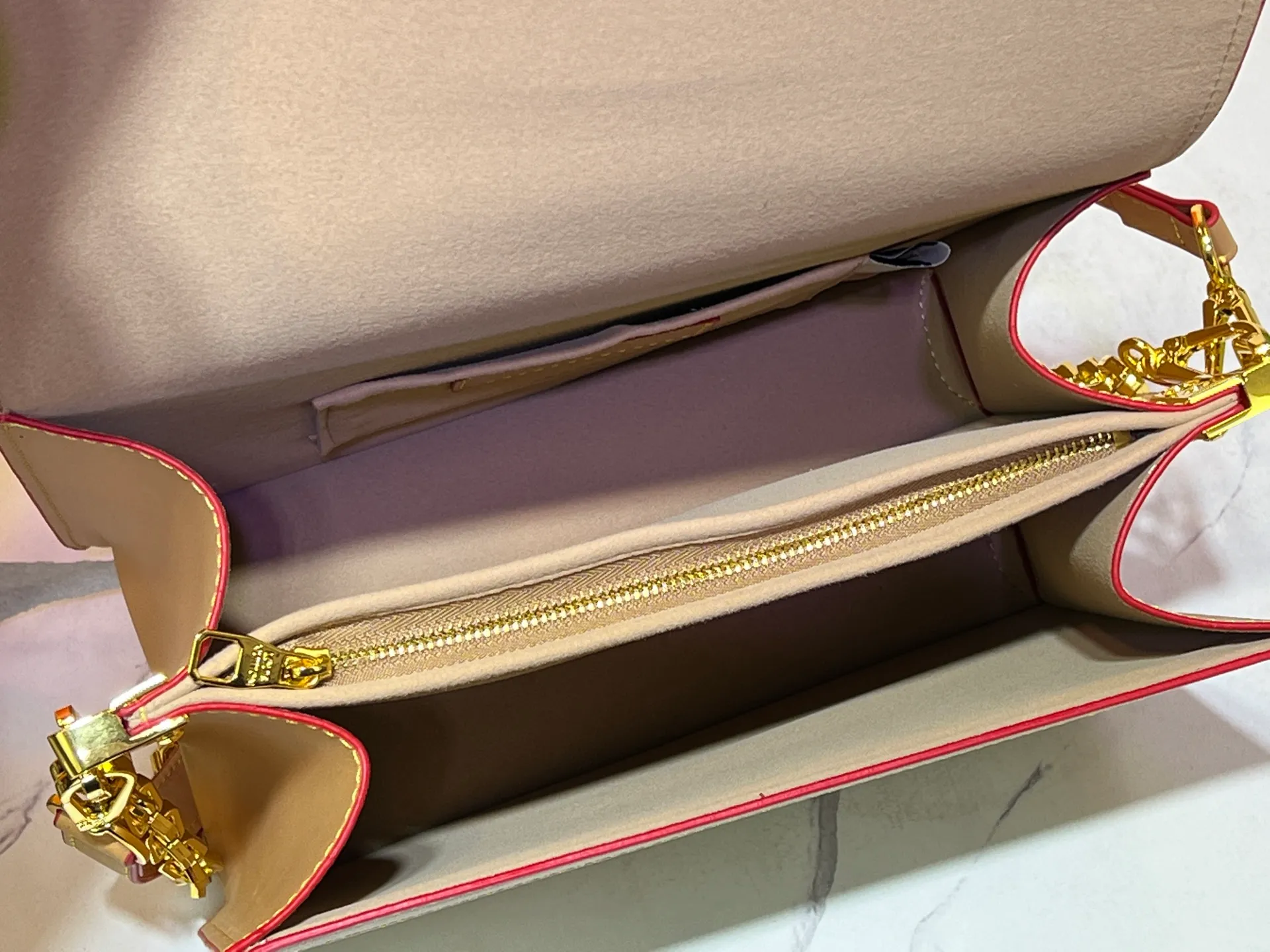 Batch 380💰Murakami Takashi White Tricolor Daphne Upgraded Version💥Louis Vuitton 22025 Early Spring Messenger Bag M43599/44391/44580 color matching latest version shipped Métis The compact shape of the handbag exudes an elegant atmosphere. Presbyopia and cowhide, made of soft Monogram canvas, compact in size and equipped with multiple practical pockets and compartments. Large size:25x19x9cm