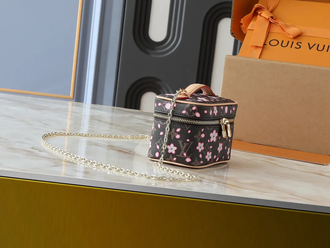 💰240💰Guangzhou goods Upgraded original version🔥Double-sided color-changing leather🔥M44936 M14181 This Nice Nano cosmetic bag is made of Monogram coated canvas, with rounded brushstrokes to condense the box-shaped outline. The Cherry Blossom pattern brings out the joyful atmosphere of the Louis Vuitton x Takashi Murakami replica series, the cowhide leather handle shows exquisite details, and the double zipper closure securely stores all your travel needs. Dimensions: 14.0 x 10.2 x 8.5 cm (length x height x width)