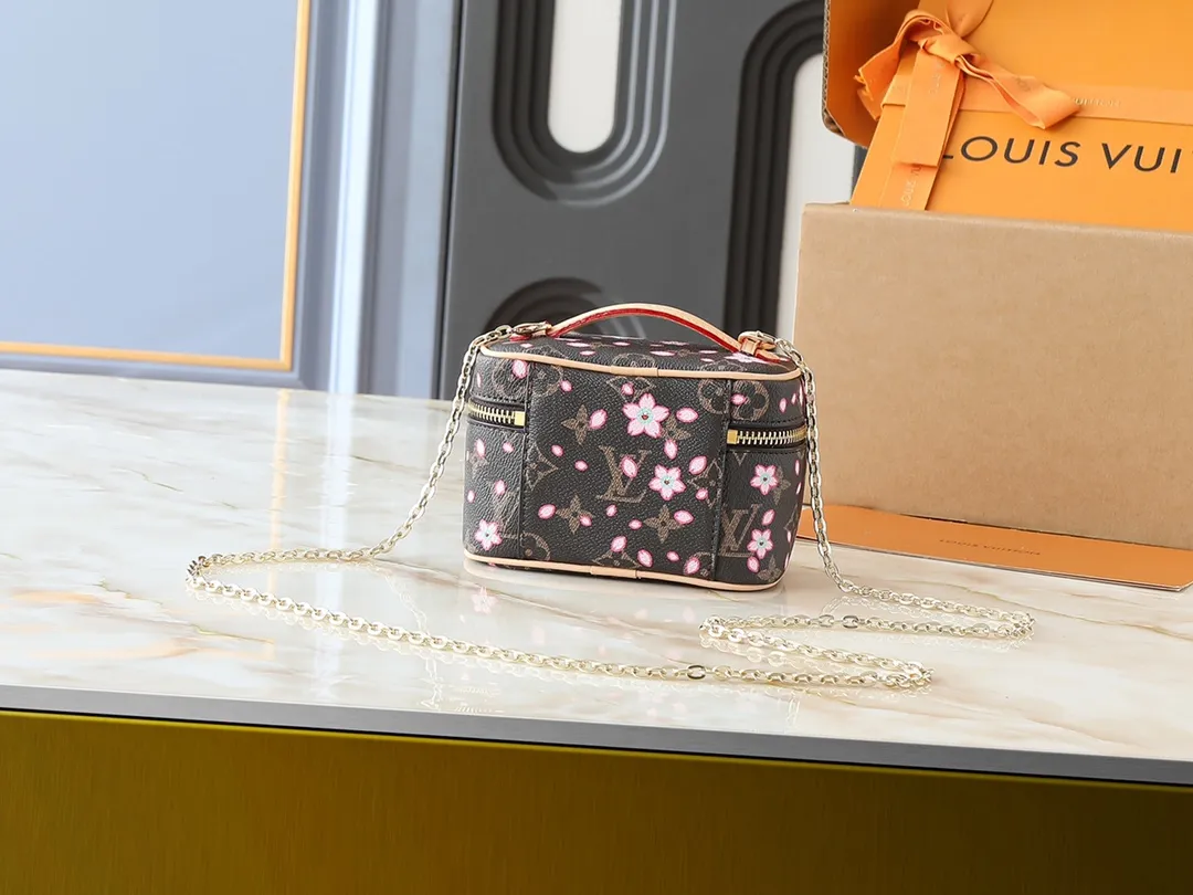 💰240💰Guangzhou goods Upgraded original version🔥Double-sided color-changing leather🔥M44936 M14181 This Nice Nano cosmetic bag is made of Monogram coated canvas, with rounded brushstrokes to condense the box-shaped outline. The Cherry Blossom pattern brings out the joyful atmosphere of the Louis Vuitton x Takashi Murakami replica series, the cowhide leather handle shows exquisite details, and the double zipper closure securely stores all your travel needs. Dimensions: 14.0 x 10.2 x 8.5 cm (length x height x width)