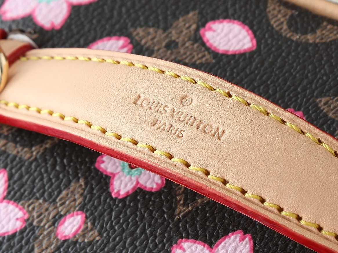 💰240💰Guangzhou goods Upgraded original version🔥Double-sided color-changing leather🔥M44936 M14181 This Nice Nano cosmetic bag is made of Monogram coated canvas, with rounded brushstrokes to condense the box-shaped outline. The Cherry Blossom pattern brings out the joyful atmosphere of the Louis Vuitton x Takashi Murakami replica series, the cowhide leather handle shows exquisite details, and the double zipper closure securely stores all your travel needs. Dimensions: 14.0 x 10.2 x 8.5 cm (length x height x width)