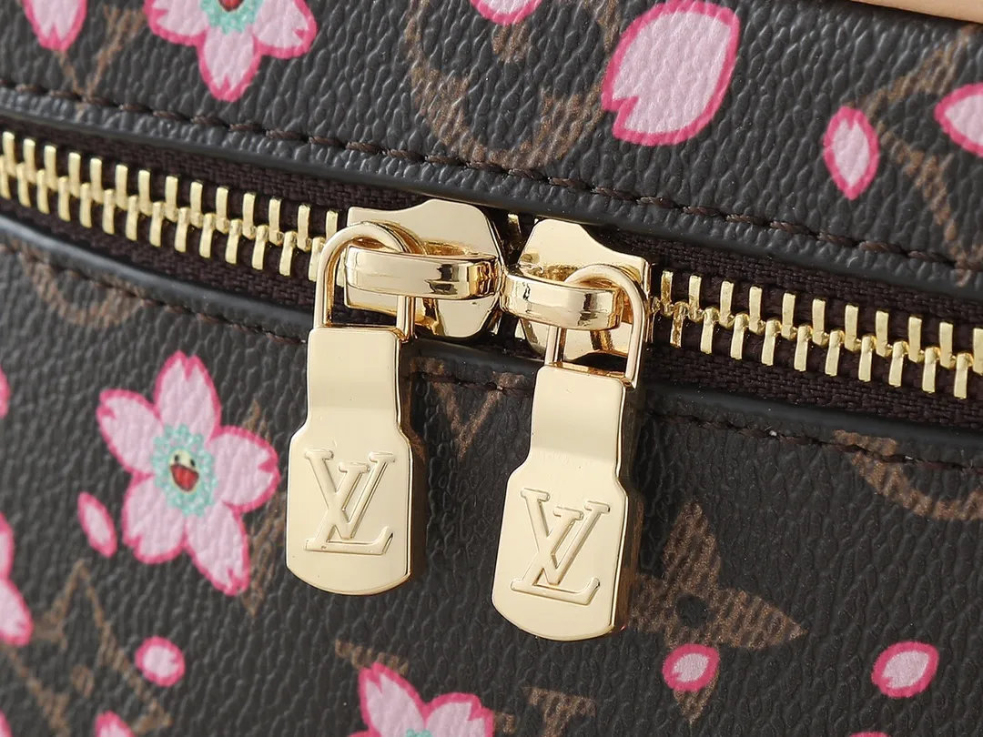 💰240💰Guangzhou goods Upgraded original version🔥Double-sided color-changing leather🔥M44936 M14181 This Nice Nano cosmetic bag is made of Monogram coated canvas, with rounded brushstrokes to condense the box-shaped outline. The Cherry Blossom pattern brings out the joyful atmosphere of the Louis Vuitton x Takashi Murakami replica series, the cowhide leather handle shows exquisite details, and the double zipper closure securely stores all your travel needs. Dimensions: 14.0 x 10.2 x 8.5 cm (length x height x width)