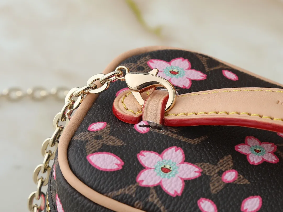 💰240💰Guangzhou goods Upgraded original version🔥Double-sided color-changing leather🔥M44936 M14181 This Nice Nano cosmetic bag is made of Monogram coated canvas, with rounded brushstrokes to condense the box-shaped outline. The Cherry Blossom pattern brings out the joyful atmosphere of the Louis Vuitton x Takashi Murakami replica series, the cowhide leather handle shows exquisite details, and the double zipper closure securely stores all your travel needs. Dimensions: 14.0 x 10.2 x 8.5 cm (length x height x width)