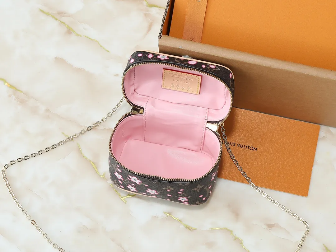 💰240💰Guangzhou goods Upgraded original version🔥Double-sided color-changing leather🔥M44936 M14181 This Nice Nano cosmetic bag is made of Monogram coated canvas, with rounded brushstrokes to condense the box-shaped outline. The Cherry Blossom pattern brings out the joyful atmosphere of the Louis Vuitton x Takashi Murakami replica series, the cowhide leather handle shows exquisite details, and the double zipper closure securely stores all your travel needs. Dimensions: 14.0 x 10.2 x 8.5 cm (length x height x width)