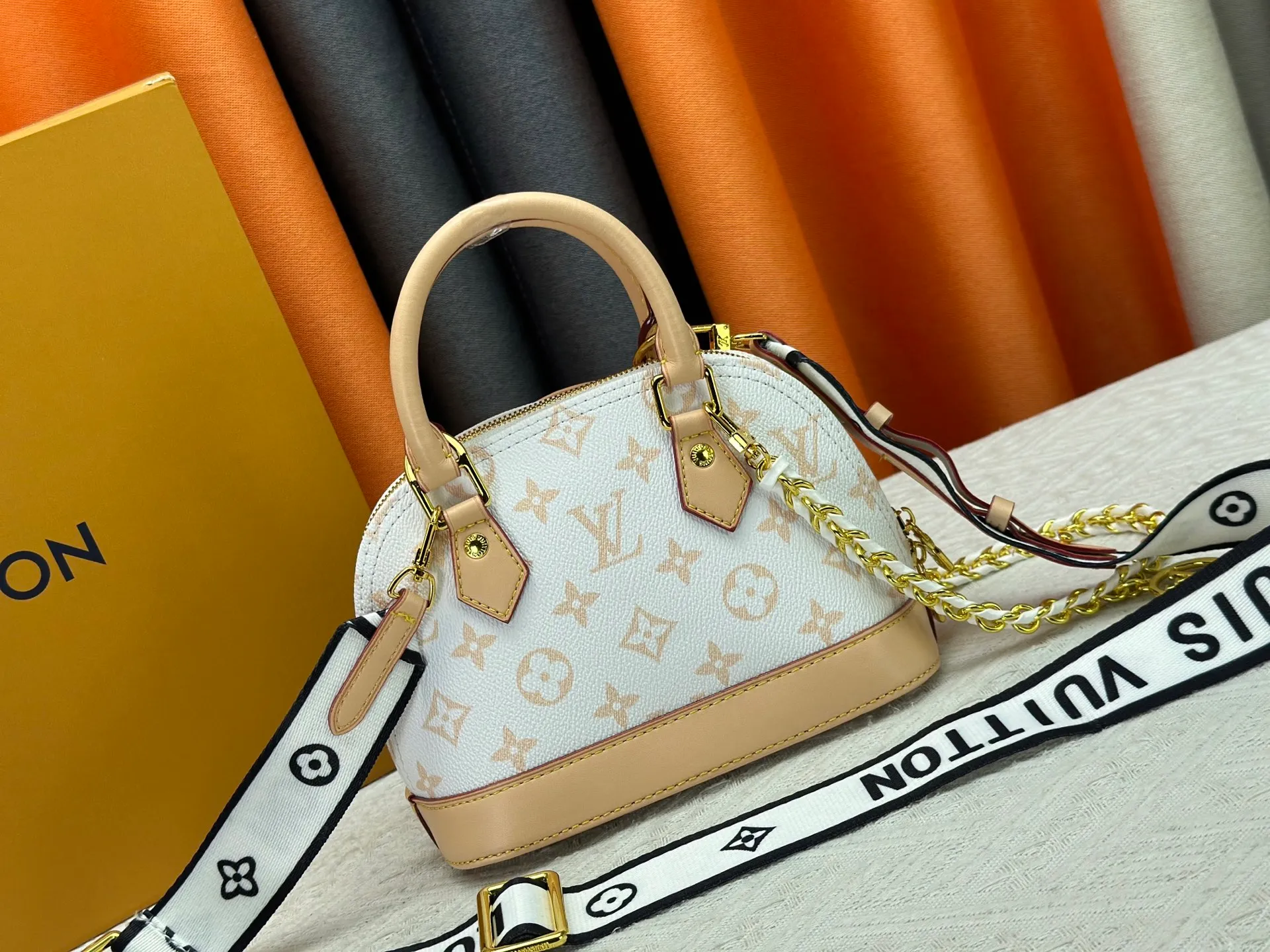 P300 upgraded version [Official latest model] K00015 M25529 M14933 M53152 M13416 M82717 [Alma Mini LV&I] The LV&I series launches this customizable kit, featuring the iconic Alma in an exclusive mini size. Designed to create a personalized handbag that is unique to the wearer, there are seven styles to choose from, available in a range of colors and finishes. Next, choose a strap or chain before choosing add-ons like a mirrored name tag or a functional hair clip. Finally, three sliding charms are included, ranging from the iconic padlock to the colorful Vivienne mascot.  Dimensions: 18 x 12 x 8 cm