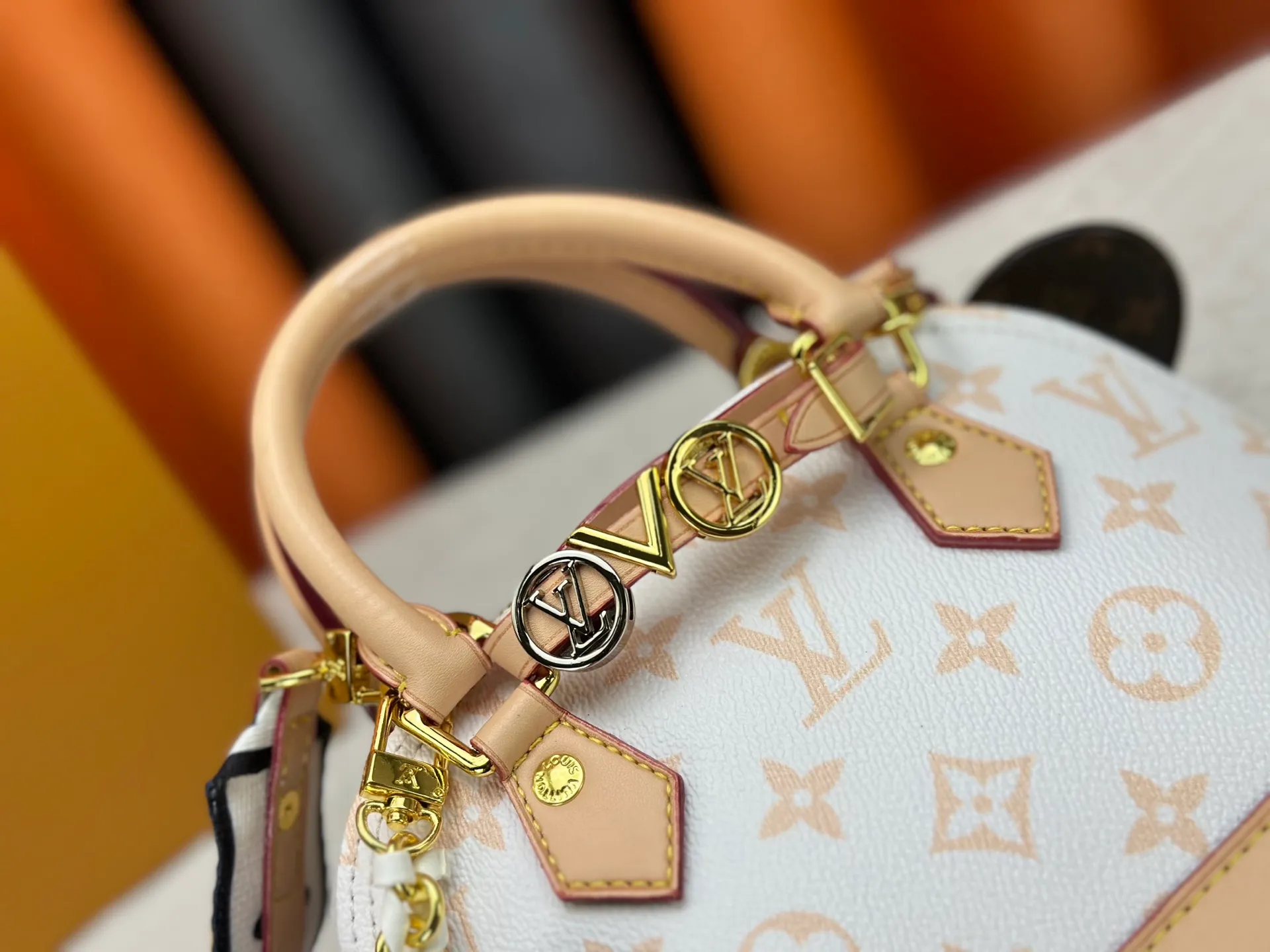 P300 upgraded version [Official latest model] K00015 M25529 M14933 M53152 M13416 M82717 [Alma Mini LV&I] The LV&I series launches this customizable kit, featuring the iconic Alma in an exclusive mini size. Designed to create a personalized handbag that is unique to the wearer, there are seven styles to choose from, available in a range of colors and finishes. Next, choose a strap or chain before choosing add-ons like a mirrored name tag or a functional hair clip. Finally, three sliding charms are included, ranging from the iconic padlock to the colorful Vivienne mascot.  Dimensions: 18 x 12 x 8 cm