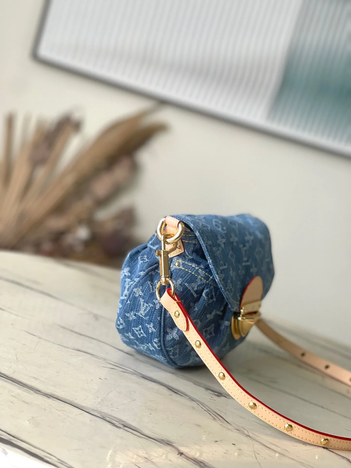 💰1000 top original order M46829 denim Sunset handbag focusing on Monogram Denim canvas. This material is made through multiple processes. The Monogram pattern is woven with cotton yarn certified by the Global Organic Textile Standard and then bleached. The finished product is sand-washed to create a unique look, and branded buckles add an eye-catching touch. Dimensions: 27 x 18 x 3 cm (length x height x width)