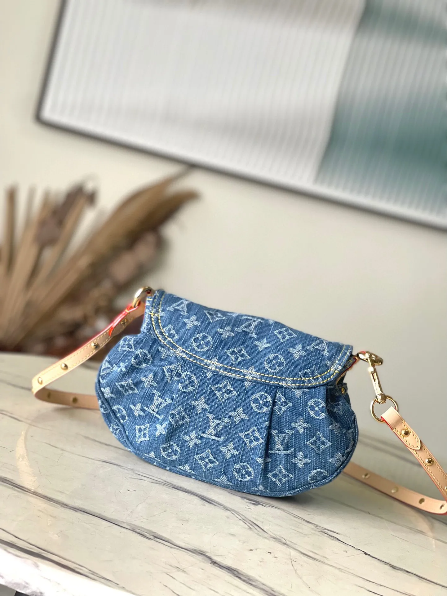 💰1000 top original order M46829 denim Sunset handbag focusing on Monogram Denim canvas. This material is made through multiple processes. The Monogram pattern is woven with cotton yarn certified by the Global Organic Textile Standard and then bleached. The finished product is sand-washed to create a unique look, and branded buckles add an eye-catching touch. Dimensions: 27 x 18 x 3 cm (length x height x width)