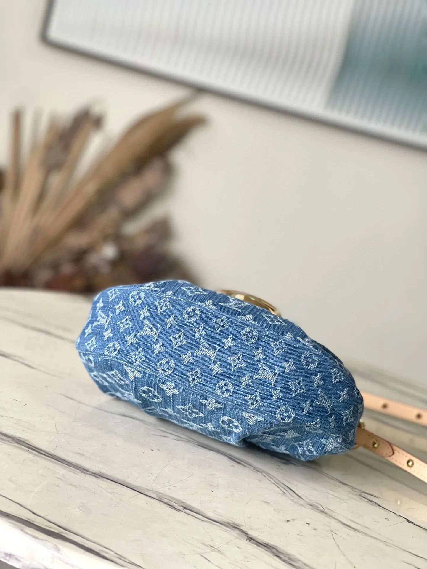 💰1000 top original order M46829 denim Sunset handbag focusing on Monogram Denim canvas. This material is made through multiple processes. The Monogram pattern is woven with cotton yarn certified by the Global Organic Textile Standard and then bleached. The finished product is sand-washed to create a unique look, and branded buckles add an eye-catching touch. Dimensions: 27 x 18 x 3 cm (length x height x width)