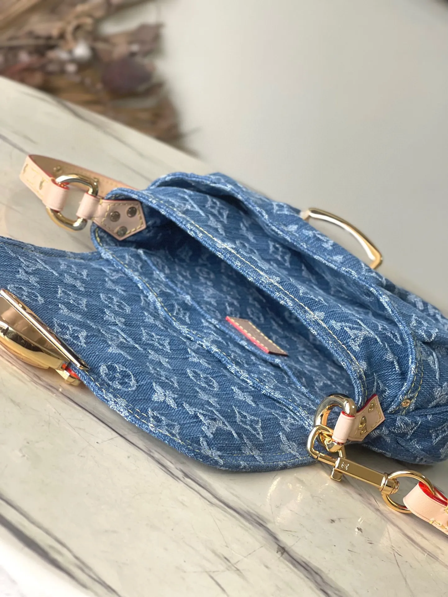 💰1000 top original order M46829 denim Sunset handbag focusing on Monogram Denim canvas. This material is made through multiple processes. The Monogram pattern is woven with cotton yarn certified by the Global Organic Textile Standard and then bleached. The finished product is sand-washed to create a unique look, and branded buckles add an eye-catching touch. Dimensions: 27 x 18 x 3 cm (length x height x width)
