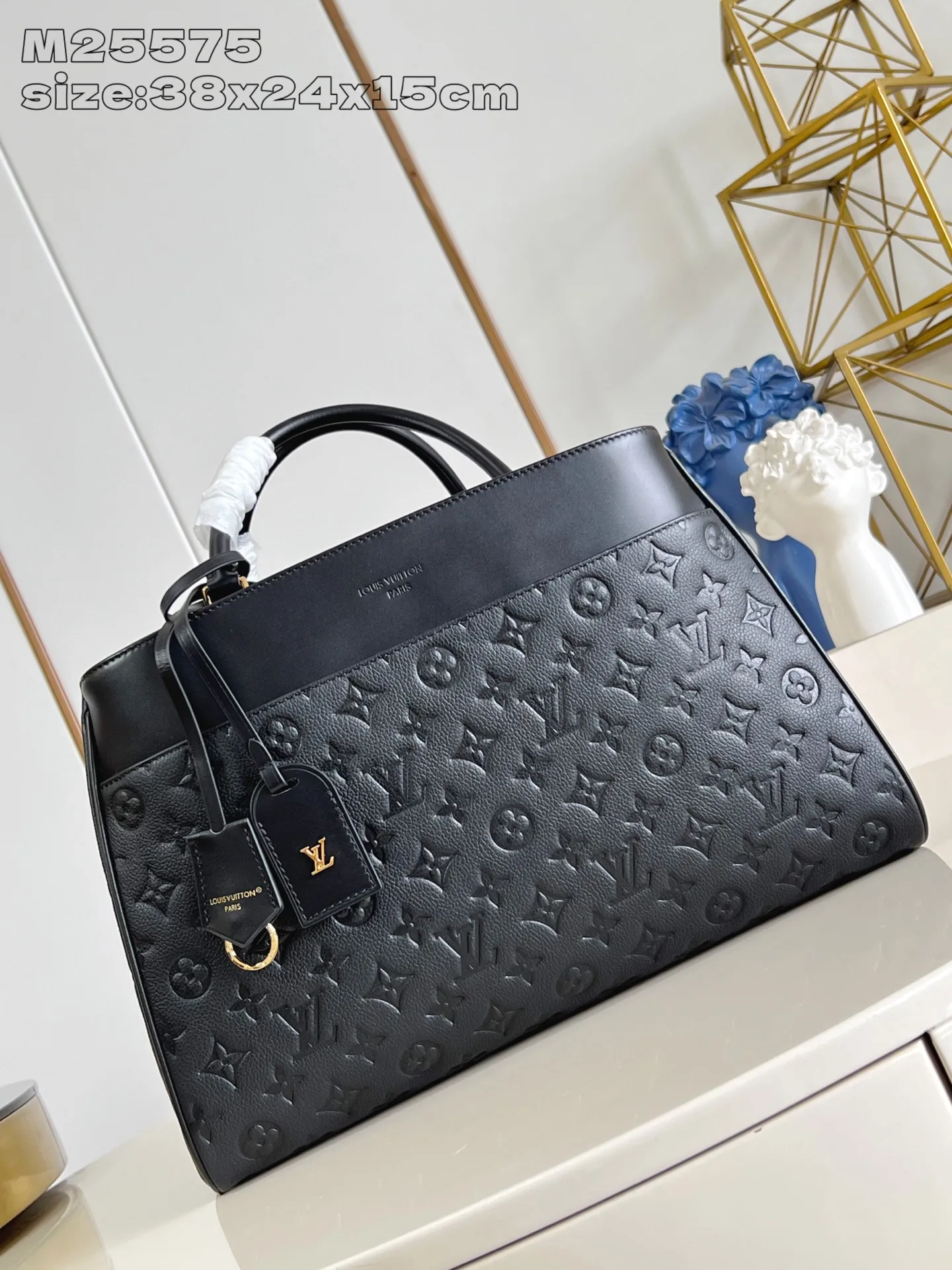 💰1180 (top layer leather) top original single M25575 black】Avenue MM is a modern alternative to the Grand Palais handbag. Suitable for busy city life, a design that transcends its time. Made of signature single-check leather. Naming choices and base fabric details highlight House’s outstanding craftsmanship. A spacious and practical piece that can accommodate A4-sized documents, a laptop, and various daily necessities. 38.5 x 24 x 15 cm (length x height x width)