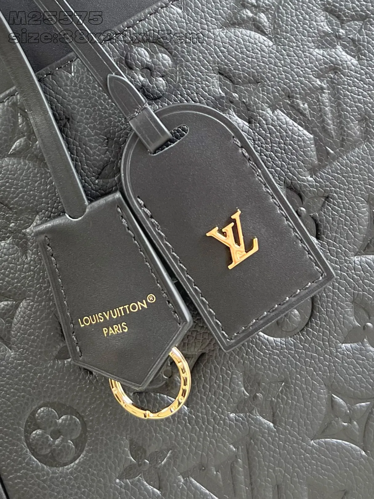 💰1180 (top layer leather) top original single M25575 black】Avenue MM is a modern alternative to the Grand Palais handbag. Suitable for busy city life, a design that transcends its time. Made of signature single-check leather. Naming choices and base fabric details highlight House’s outstanding craftsmanship. A spacious and practical piece that can accommodate A4-sized documents, a laptop, and various daily necessities. 38.5 x 24 x 15 cm (length x height x width)