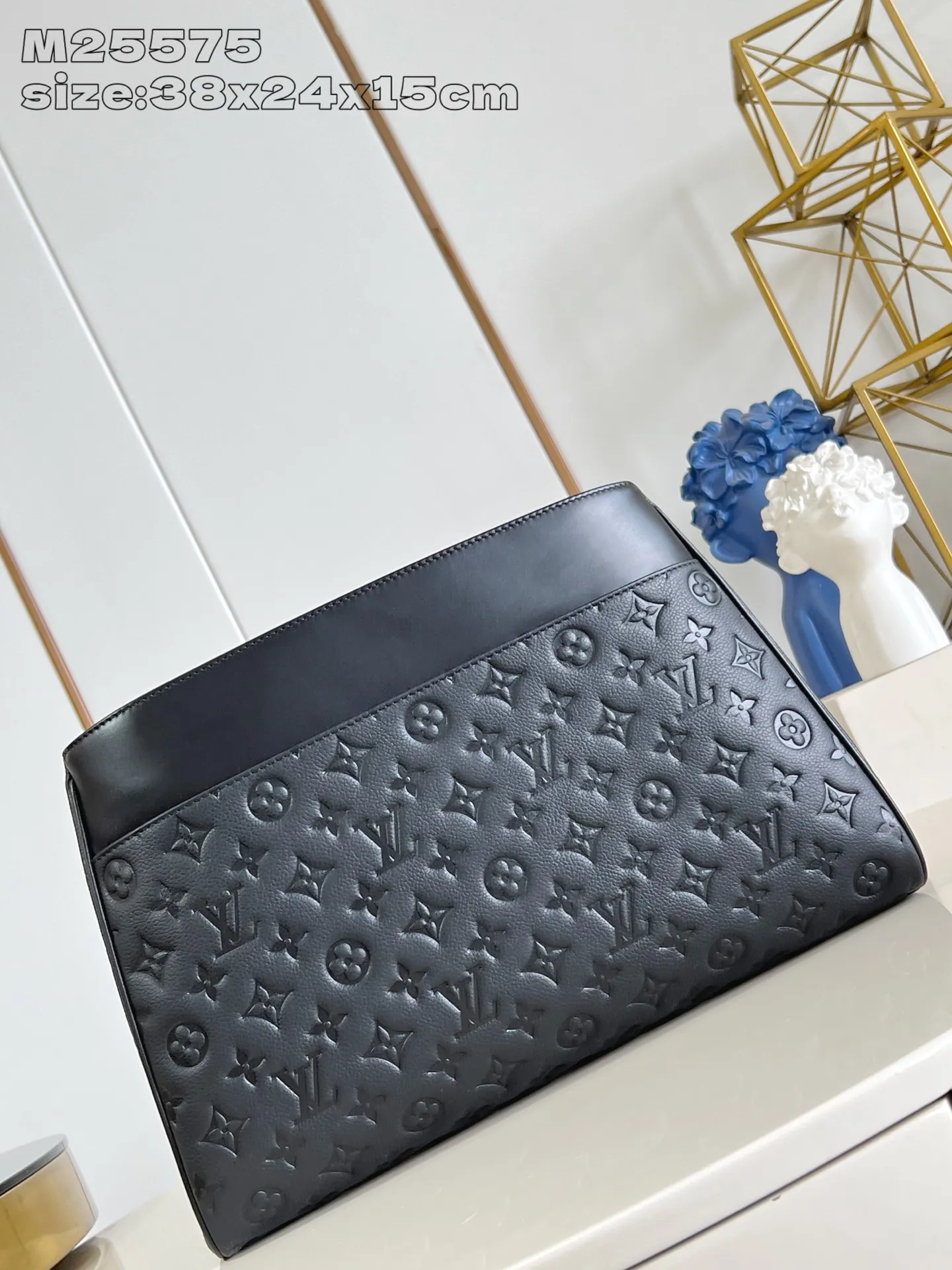 💰1180 (top layer leather) top original single M25575 black】Avenue MM is a modern alternative to the Grand Palais handbag. Suitable for busy city life, a design that transcends its time. Made of signature single-check leather. Naming choices and base fabric details highlight House’s outstanding craftsmanship. A spacious and practical piece that can accommodate A4-sized documents, a laptop, and various daily necessities. 38.5 x 24 x 15 cm (length x height x width)