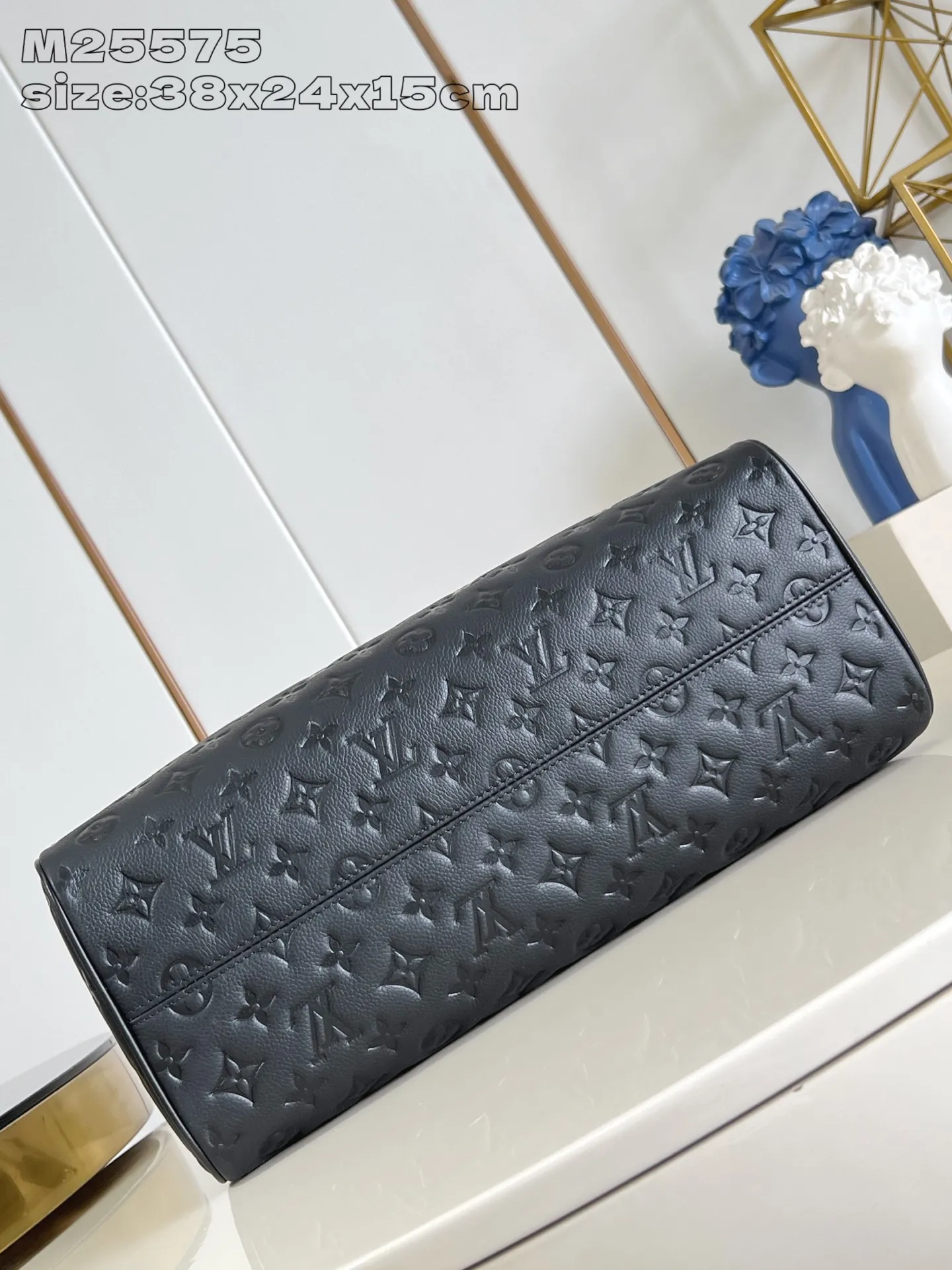 💰1180 (top layer leather) top original single M25575 black】Avenue MM is a modern alternative to the Grand Palais handbag. Suitable for busy city life, a design that transcends its time. Made of signature single-check leather. Naming choices and base fabric details highlight House’s outstanding craftsmanship. A spacious and practical piece that can accommodate A4-sized documents, a laptop, and various daily necessities. 38.5 x 24 x 15 cm (length x height x width)