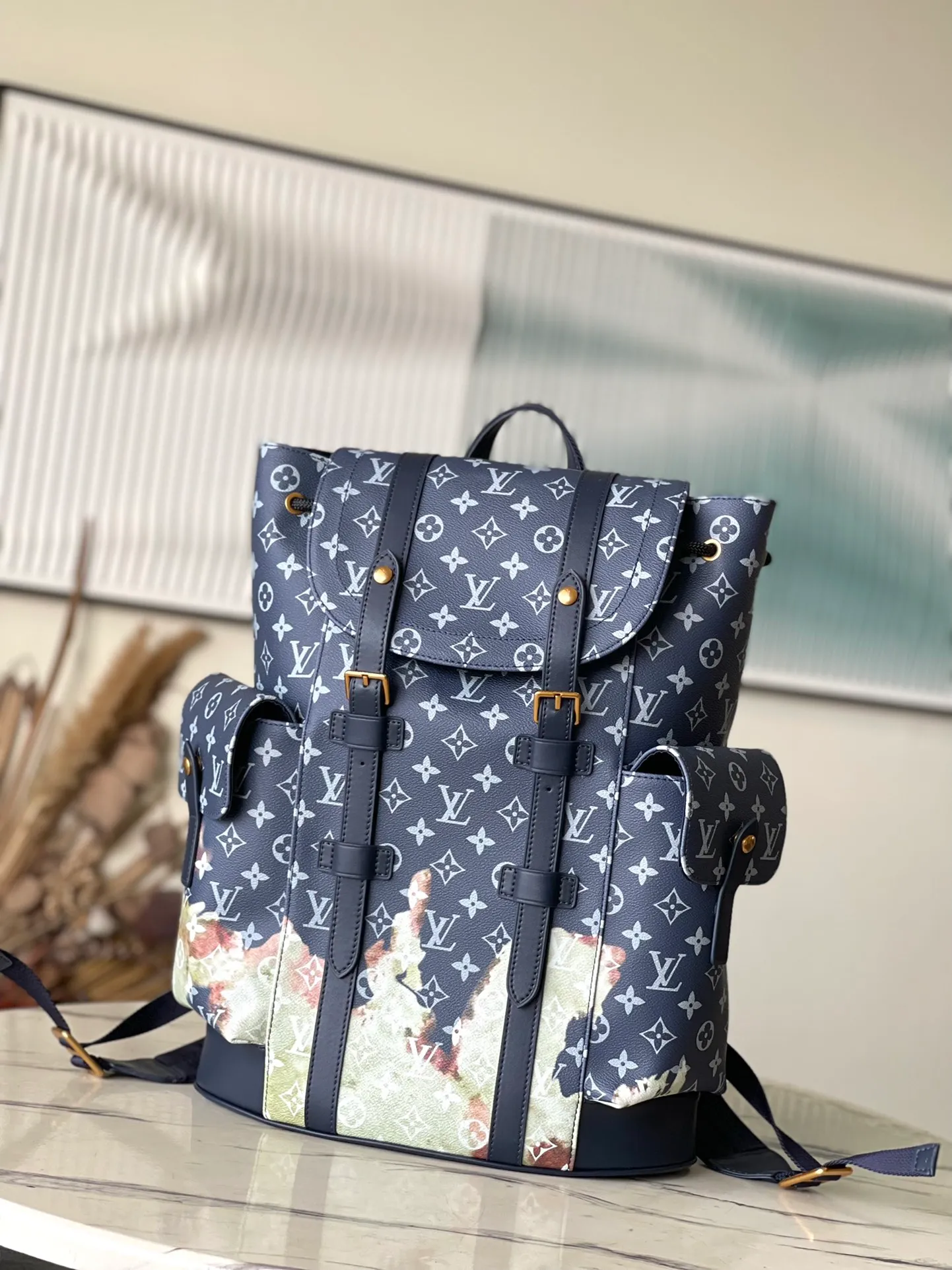 💰1260 Top Original Order M46805 Blue Flower Backpack Mountaineering Bag Blue Flower Flame Christopher MM backpack is made of Monogram Macassar canvas with black cowhide leather decoration and saffron leather on the front. Color accents on the dark Monogram canvas breathe life into the design. Blue flower flame rose silk screen men's backpack backpack mountaineering bag! Inspired by backpacks, it has two bulky side pockets that close with drawstrings and press studs. Dimensions 38 x 44 x 21cm